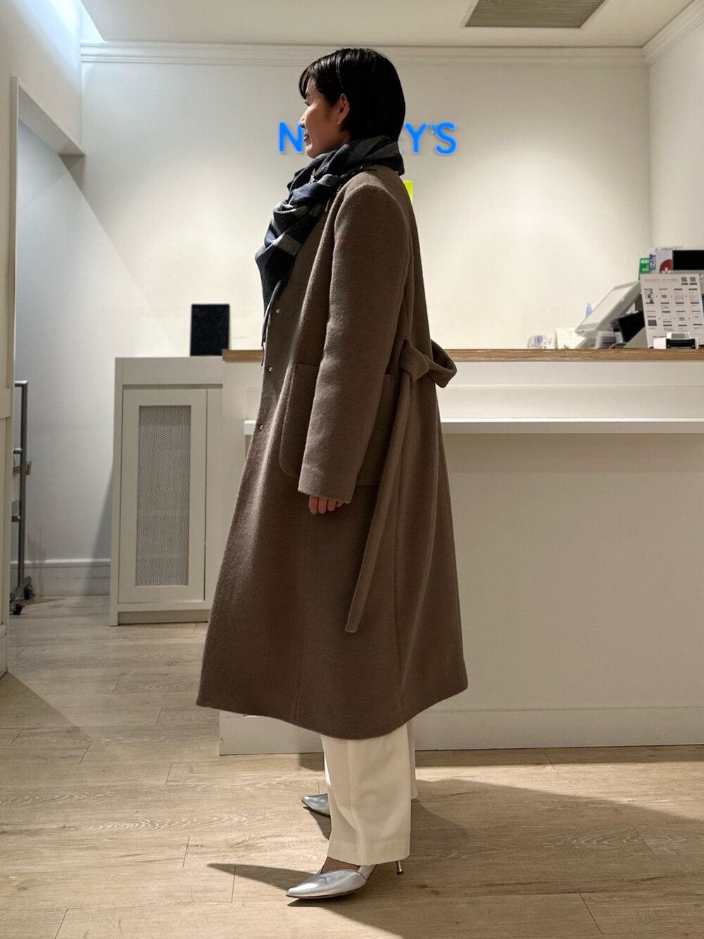 「ノーカラーコート、シャギーコート、カーディガン、ハイネック、ニット、ブローチ、ムートンバッグ、コーム、チャーム、ロングコート、冬コーデ、あったかコーデ、大人可愛い」|「NOLLEY’Sのウォッシャブル裏起毛イージーワイドパンツ(その他パンツ、ホワイト系)」を使った、minaさん(レディース・157cm)の秋コーディネートの7枚目の写真