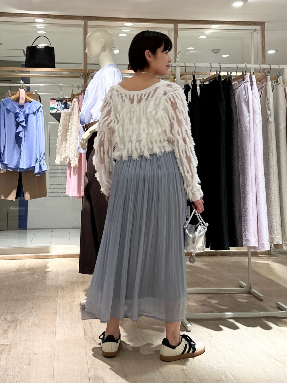 「カーディガン、カーディガンコーデ、スカート、スカートスタイル、スカートコーデ、プリーツスカート、プリーツスカートコーデ、スニーカーコーデ、春色、大人ファッション、オトナ女子、シアー、シアートップス、大人かわいい、大人カワイイ」｜「NOLLEY’Sのシャインサテン楊柳スカート（スカート、ブルー系）」を使った、minaさん（骨格ストレート・レディース・157cm）の春コーディネートの6枚目の写真