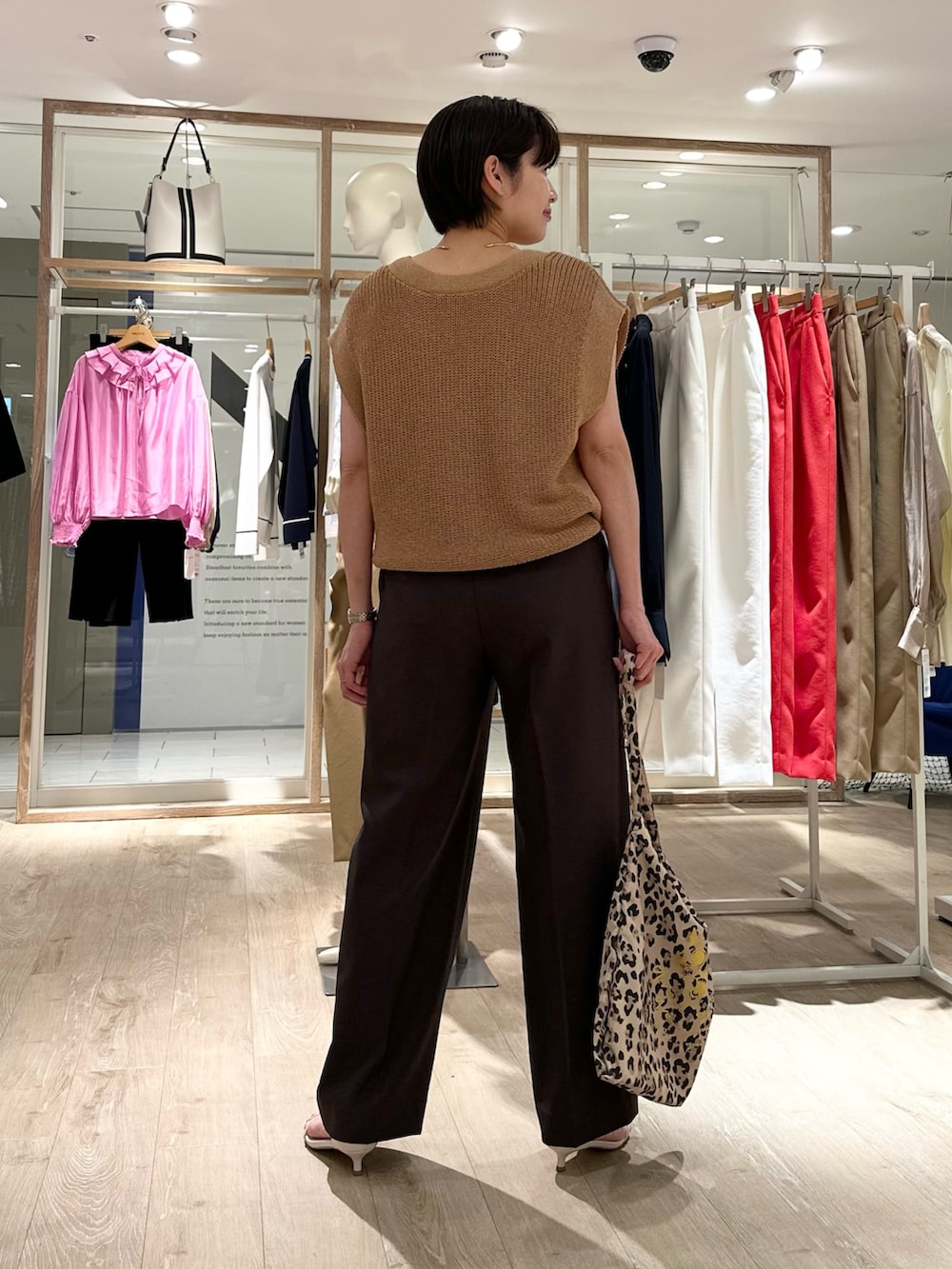 「ベスト、ベストコーデ、ベストスタイル、パンツ、パンツスタイル、パンツコーデ、ブラウン、ブラウンコーデ、ブラウンパンツ、ベルト、レオパード、レオパードバッグ、ワントーンコーデ、お出かけコーデ、大人かわいい」｜「NOLLEY’Sの【PR林☆別注カラーあり】ウォッシャブルツイルストレッチ愛されワイドパンツ（その他パンツ、ブラウン系）」を使った、minaさん（骨格ストレート・レディース・157cm）の春コーディネートの4枚目の写真
