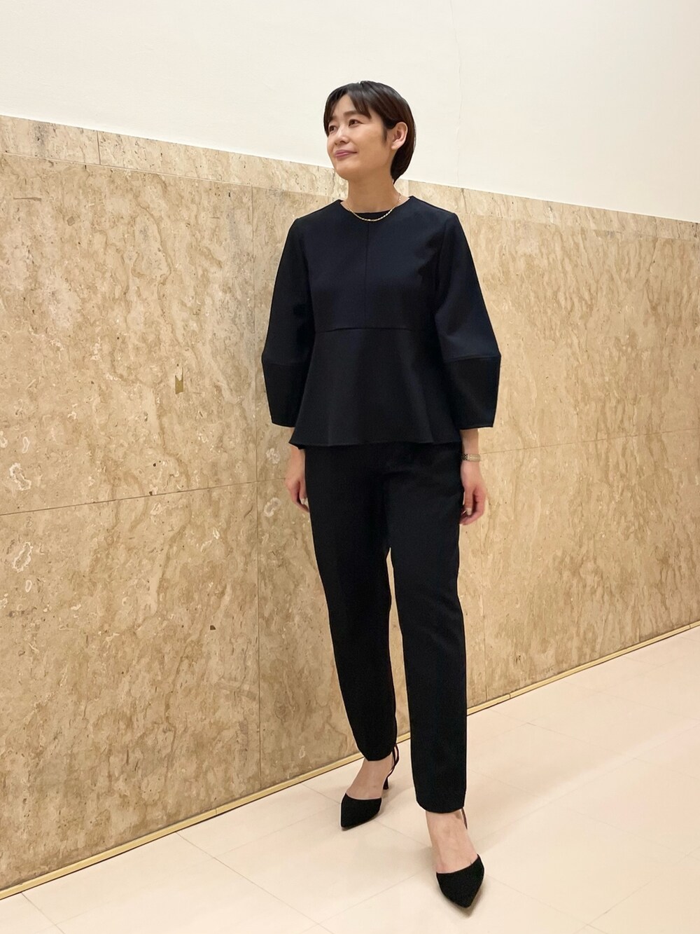 「セットアップ、コート、ジレ、ネイビー、グレー、パンツスタイル、通勤コーデ、入学式、卒業式、お宮参り、七五三」｜「NOLLEY’Sのジーロンファーストラムリバードッキングコート（その他アウター、グレー系）」を使った、minaさん（レディース・157cm）の冬コーディネートの6枚目の写真