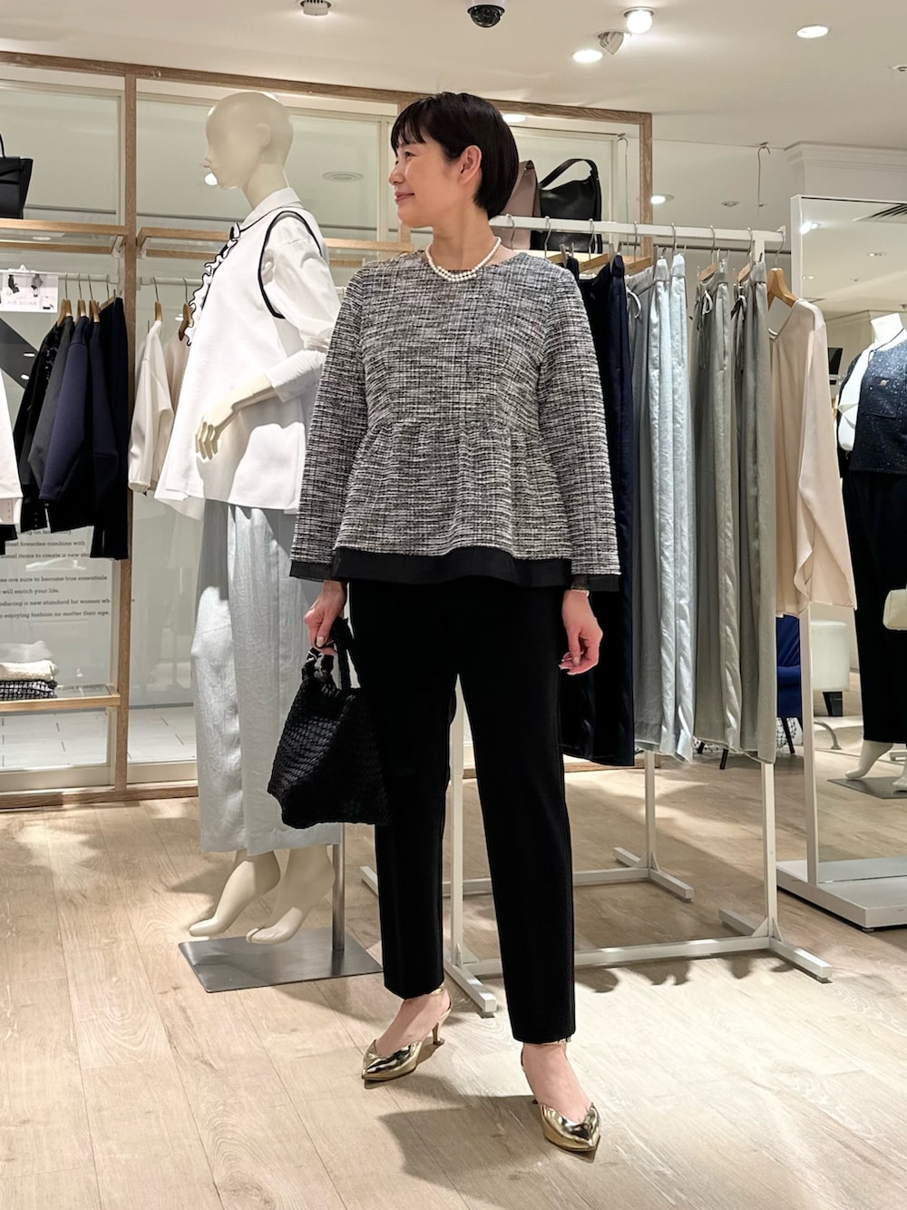 「セレモニー、セレモニーコーデ、セレモニースタイル、パンツ、パンツスタイル、パンツコーデ、春服コーデ、通勤、通勤コーデ、通勤スタイル、オフィス、オフィススタイル、オフィスコーデ、入学式コーデ、卒業式コーデ」｜「grace grace の【grace grace/グラスグラス】シェルパールオーバーショートネックレス（ネックレス、ホワイト系）」を使った、minaさん（骨格ストレート・レディース・157cm）の春コーディネートの8枚目の写真