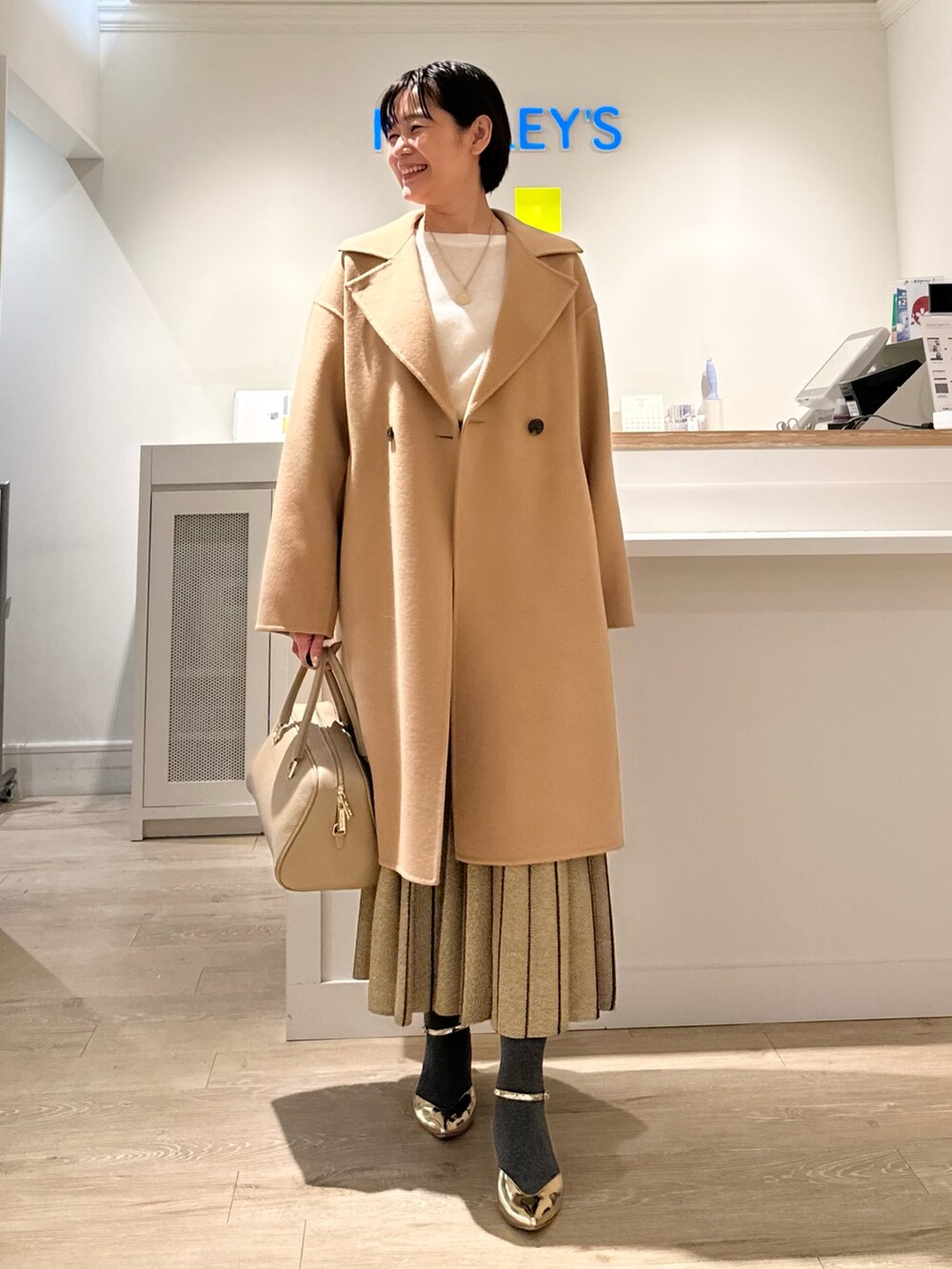 「リバーコート、コートスタイル、ニットコーデ、スカート、ニットスカート、リバーシブル、ラメ、冬コーデ、お出かけコーデ、オトナ女子、クリスマスコーデ、大人可愛い、デートコーデ」｜「NOLLEY’Sのウールカシミヤムジストール（ストール/ショール、ホワイト系）」を使った、minaさん（レディース・157cm）の秋コーディネートの5枚目の写真