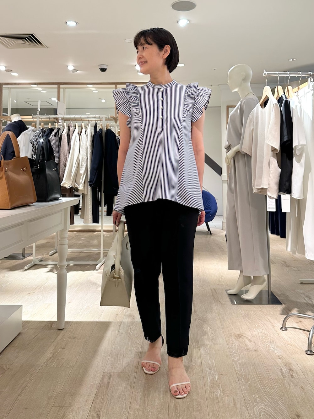 「ストライプ、ストライプシャツ、パンツ、パンツスタイル、パンツコーデ、夏コーデ、夏服コーデ、おでかけコーデ、夏ファッション、大人ファッション、大人女子、お出かけコーデ、オトナカワイイ、フリルブラウス、オトナ女子」｜「NOLLEY’Sのひねり金具付きワンハンドルバッグ【WEB STAFF守屋☆別注アイテム】（ショルダーバッグ、イエロー系）」を使った、minaさん（骨格ストレート・レディース・157cm）の夏コーディネートの2枚目の写真