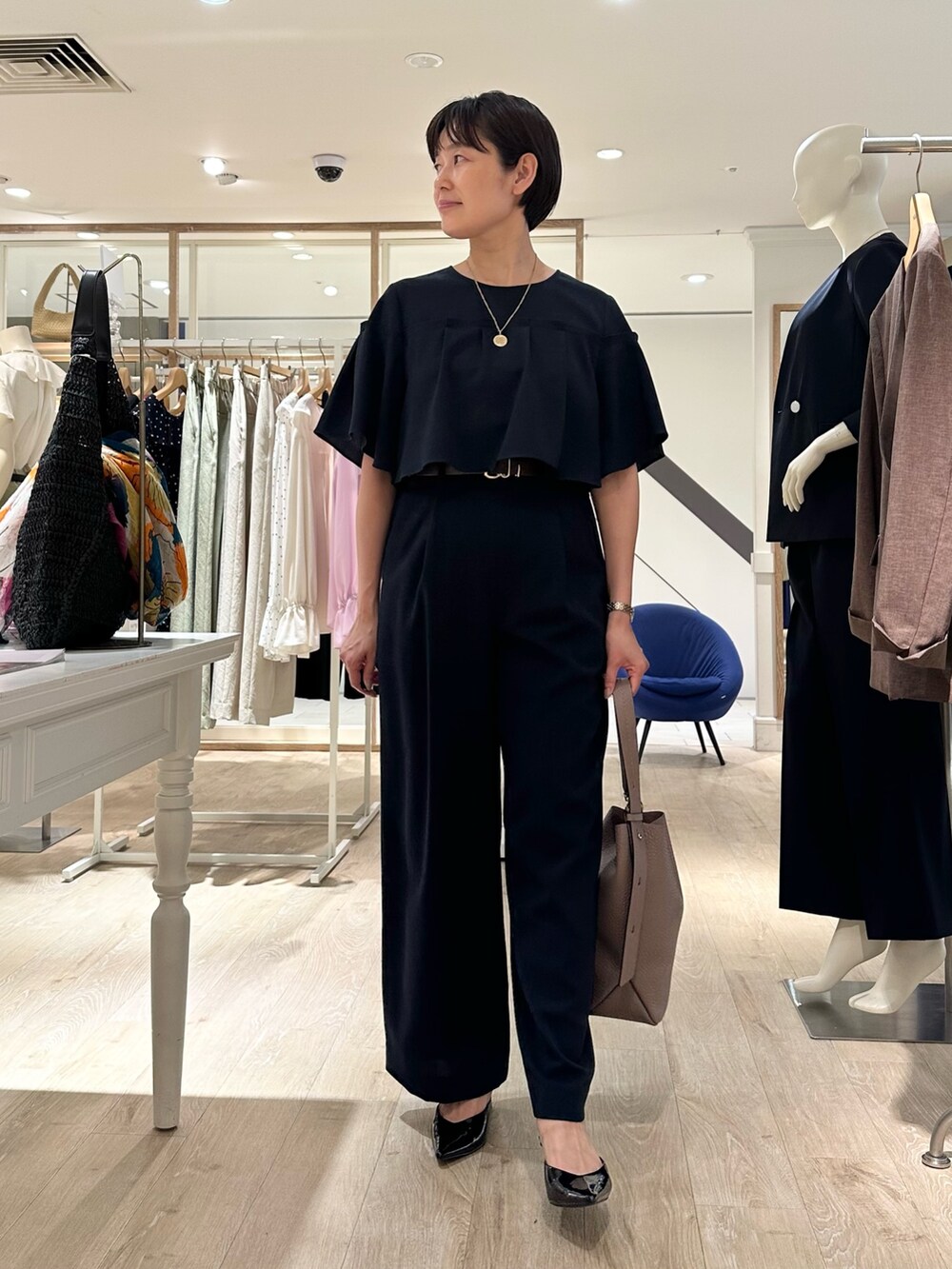 「セットアップ、セットアップスタイル、セットアップコーデ、ブラウスコーデ、ブラウス×パンツ、パンツ、パンツスタイル、パンツコーデ、通勤、通勤コーデ、通勤スタイル、大人女子、お出かけコーデ、綺麗めコーデ、セレモニーコーデ」｜「NOLLEY’Sの《セットアップ対応》ウォッシャブル麻調タックワイドパンツ（その他パンツ、ブルー系）」を使った、minaさん（骨格ストレート・レディース・157cm）の夏コーディネートの7枚目の写真