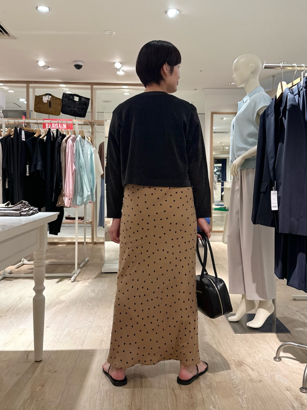 「カーディガン、カーディガンコーデ、アンサンブル、アンサンブルニット、アンサンブルコーデ、スカート、スカートスタイル、スカートコーデ、ドットスカート、シアー、シアートップス、ラメニット、夏ファッション、オトナカワイイ、夏服」｜「NICOLAS LAINASの【NICOLAS LAINAS/ニコラス ライナス】 メタリックフィンガーフックサンダル【NOLLEY'S mgr. 松葉☆別注アイテム】（サンダル、ゴールド系）」を使った、minaさん（骨格ストレート・レディース・157cm）の夏コーディネートの3枚目の写真
