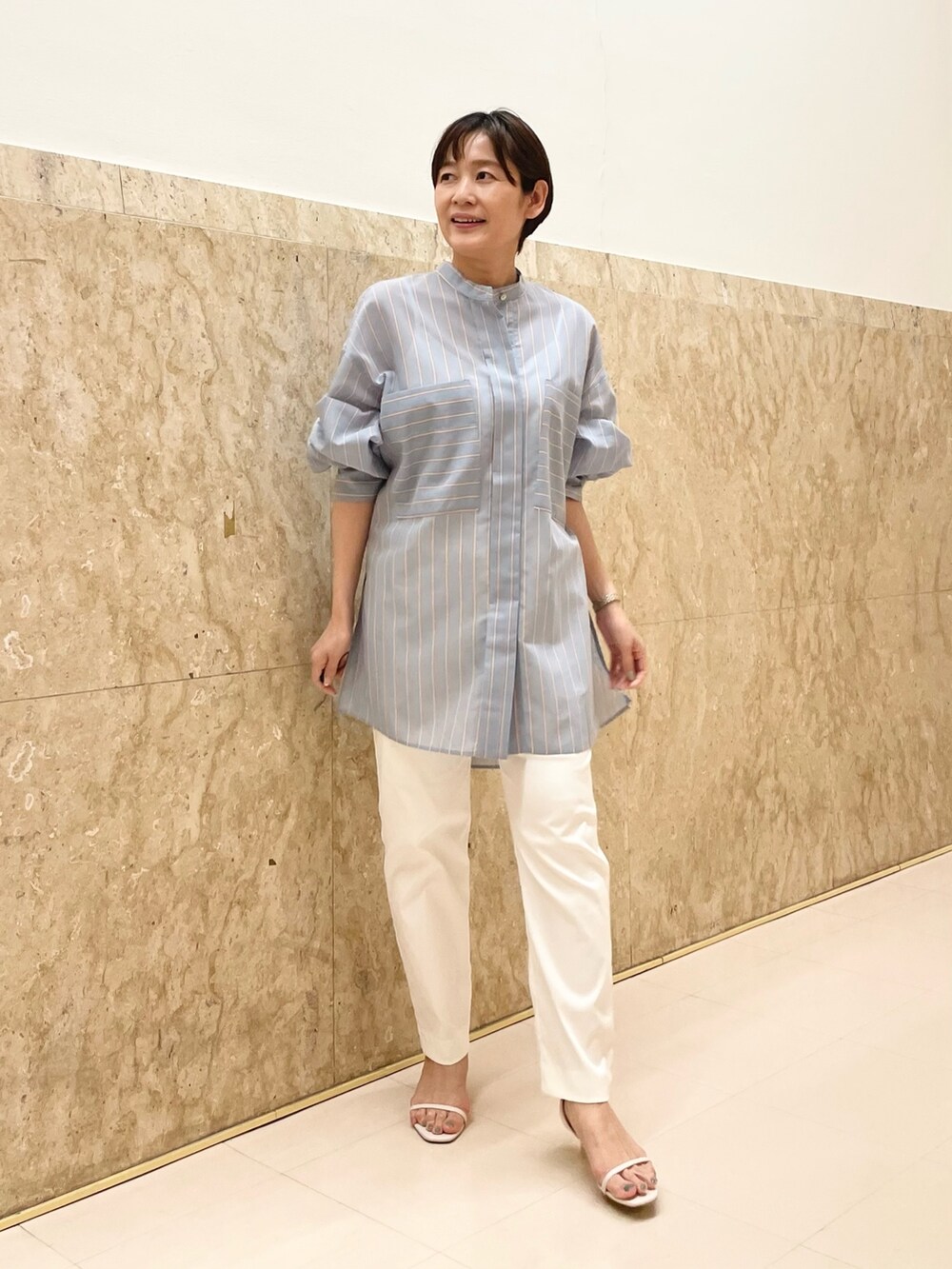 「シアートップス、シアーシャツ、シャツスタイル、白パンツ、白パンツコーデ、パンツスタイル、ストライプシャツ、機能性素材、ウォッシャブル、楽チンコーデ」｜「NOLLEY’Sのシアーストライプオーバーシャツ（シャツ/ブラウス、ブルー系）」を使った、minaさん（レディース・157cm）の春コーディネートの5枚目の写真