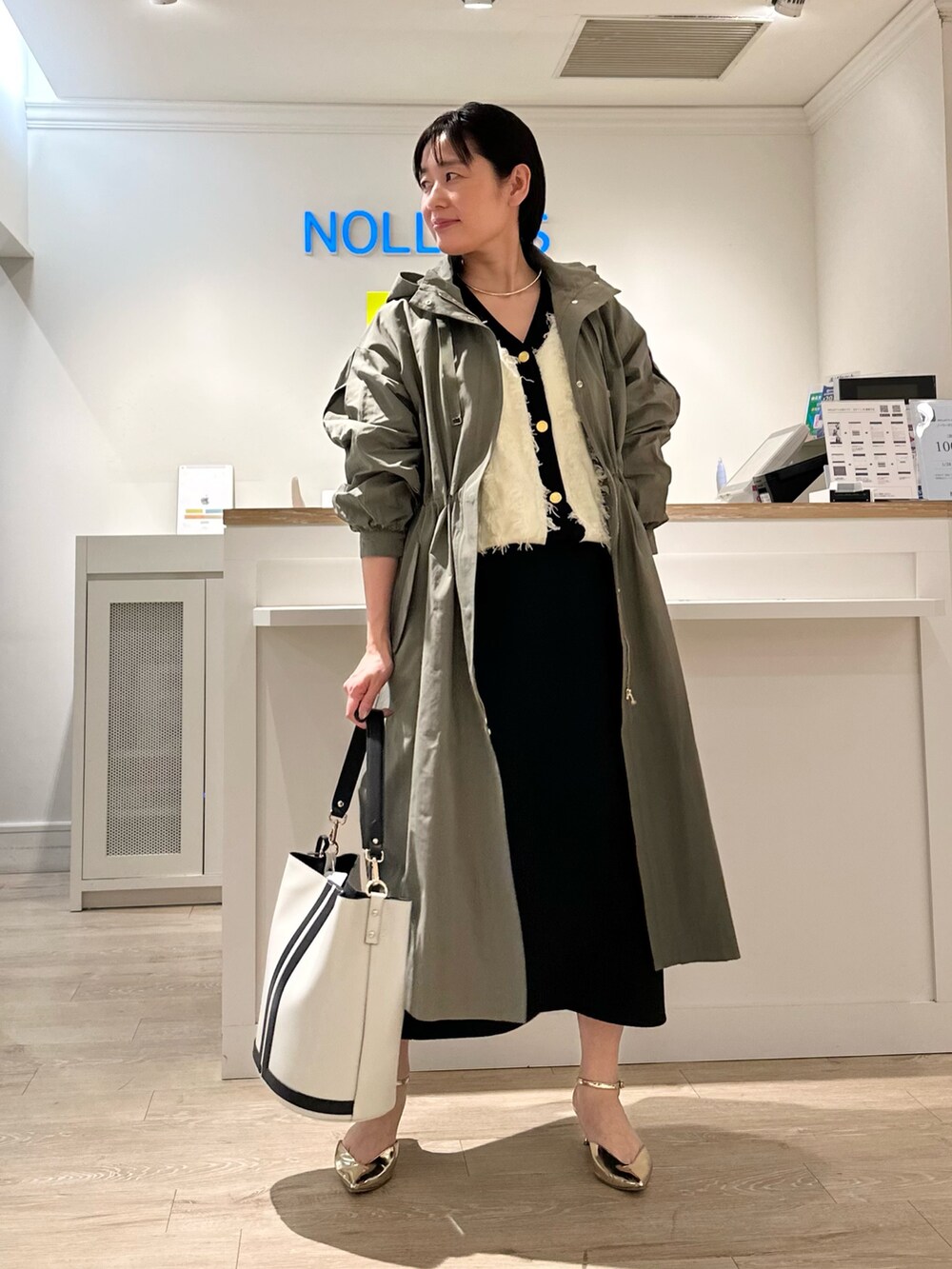 「フーテッドコート、春コート、カーディガン、カーディガンコーデ、スカート、スカートスタイル、スカートコーデ、大人カジュアルコーデ、お出かけコーデ、大人可愛い、春コーデ」|「NOLLEY’Sのウォッシャブルエアボールタイトスカート(スカート、ブラック系)」を使った、minaさん(骨格ストレート・レディース・157cm)の冬コーディネートの3枚目の写真