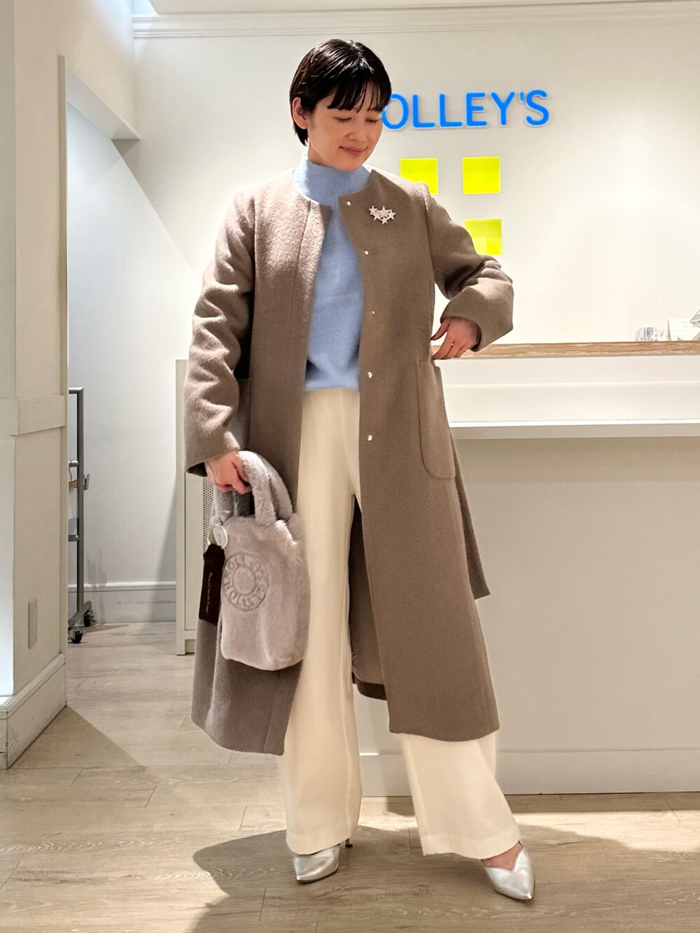 「ノーカラーコート、シャギーコート、カーディガン、ハイネック、ニット、ブローチ、ムートンバッグ、コーム、チャーム、ロングコート、冬コーデ、あったかコーデ、大人可愛い」|「NOLLEY’Sのウォッシャブル裏起毛イージーワイドパンツ(その他パンツ、ホワイト系)」を使った、minaさん(レディース・157cm)の秋コーディネートの3枚目の写真