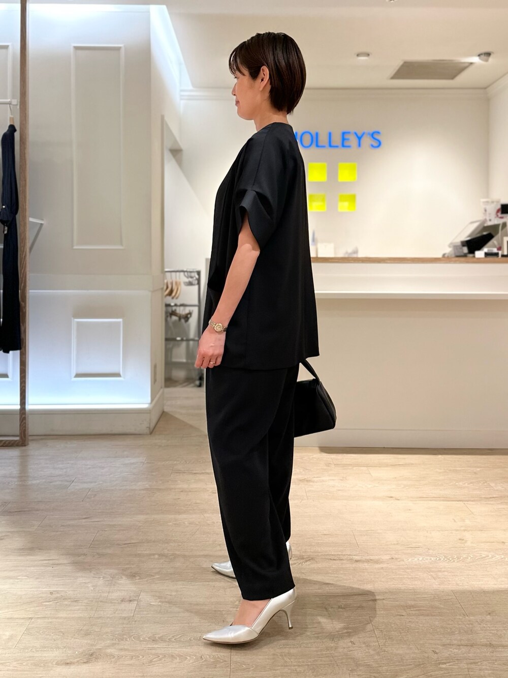 「セットアップ、ジャケット、パンツスタイル、パンツコーデ、通勤コーデ、通勤スタイル、ビジネススタイル、オフィススタイル、セットアップスタイル、タンクトップ」｜「NOLLEY’Sのワンハンドルムスビバッグ（ショルダーバッグ、ブラック系）」を使った、minaさん（レディース・157cm）の夏コーディネートの6枚目の写真