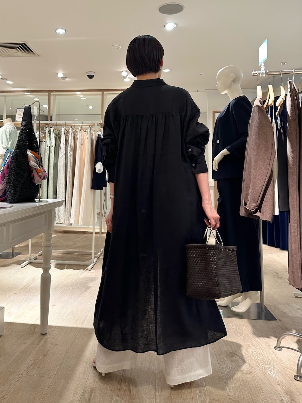 「リネン、リネンパンツ、リネンワンピース、ワンピースコーデ、ワンピーススタイル、リラックススタイル、リラックスパンツ、リラックスコーデ、リラックスワンピース、シャツはおり、はおりワンピ、夏ファッション、大人カジュアルコーデ、ラフコーデ、大人コーデ」｜「SANRAMIの【SANRAMI/サンラミ】【松葉☆別注アイテム】リングハンドルメルカドバッグ（かごバッグ、ブラウン系）」を使った、minaさん（骨格ストレート・レディース・157cm）の夏コーディネートの6枚目の写真