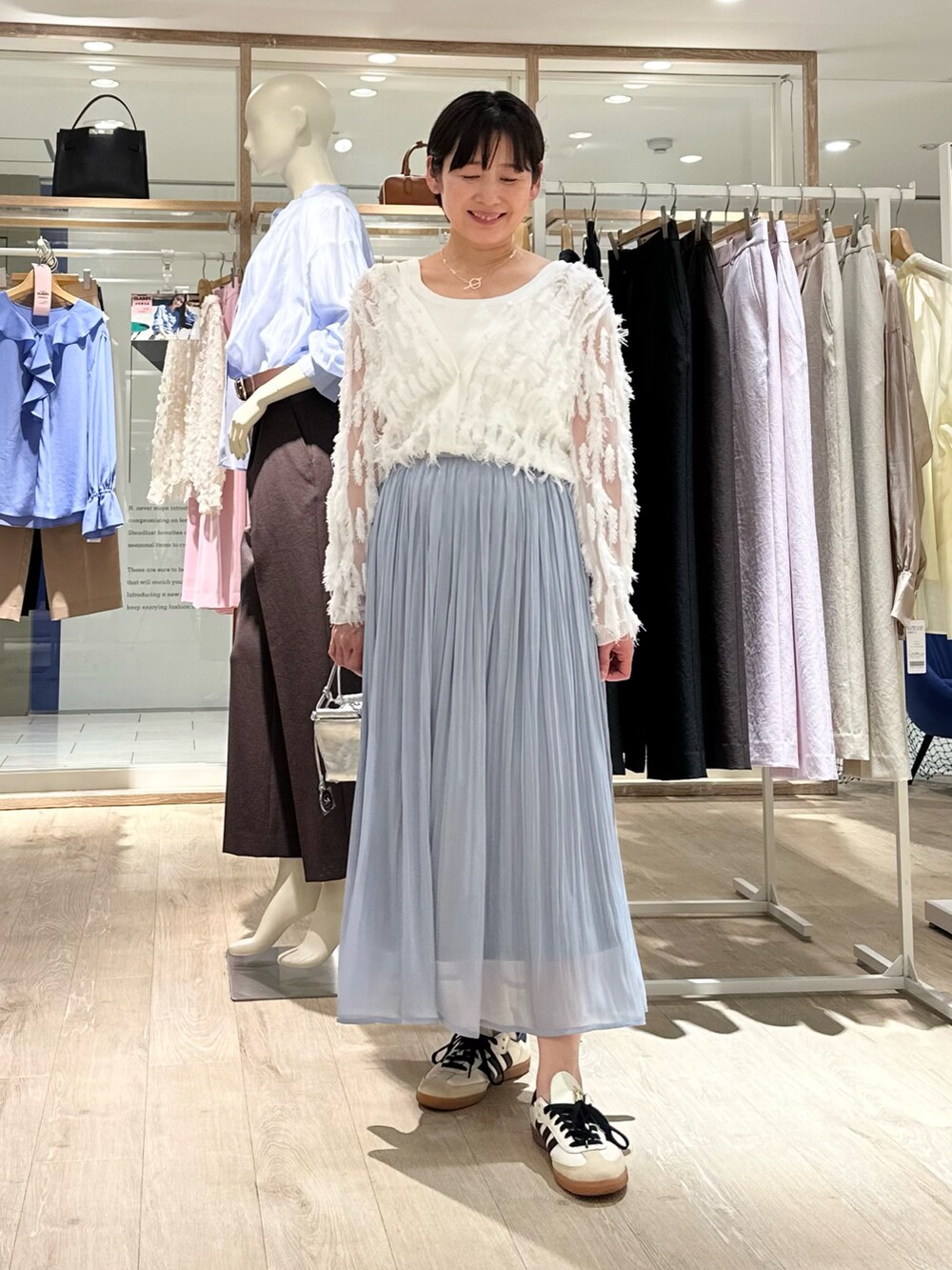 「カーディガン、カーディガンコーデ、スカート、スカートスタイル、スカートコーデ、プリーツスカート、プリーツスカートコーデ、スニーカーコーデ、春色、大人ファッション、オトナ女子、シアー、シアートップス、大人かわいい、大人カワイイ」｜「NOLLEY’Sのシャインサテン楊柳スカート（スカート、ブルー系）」を使った、minaさん（骨格ストレート・レディース・157cm）の春コーディネートの9枚目の写真