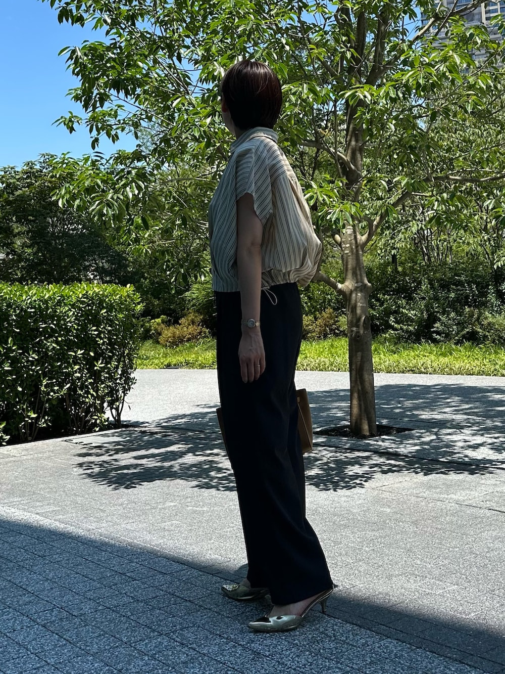 「ストライプ、ストライプシャツ、ストライプ柄、シャツ、シャツスタイル、シャツコーデ、パンツ、パンツスタイル、パンツコーデ、通勤、通勤コーデ、通勤スタイル、オフィス、オフィススタイル、オフィスコーデ」｜「NOLLEY’Sの【SINBONO/シンボノ】 スエードコンビトートバッグ（トートバッグ、イエロー系）」を使った、minaさん（骨格ストレート・レディース・157cm）の夏コーディネートの6枚目の写真