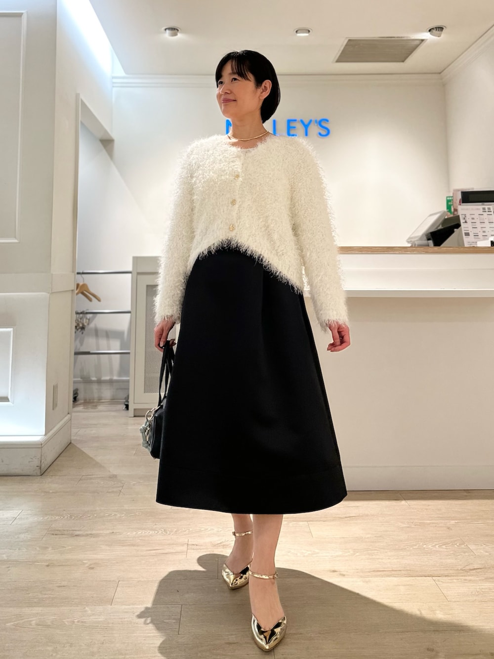 「カーディガン、カーディガンコーデ、スカート、スカートスタイル、スカートコーデ、シャギー、シャギーニット、シャギーカーディガン、大人女子、大人かわいい」｜「NOLLEY’Sの《手洗い可能》メッシュテープシャギーVネックカーディガン（カーディガン/ボレロ、ホワイト系）」を使った、minaさん（骨格ストレート・レディース・157cm）の冬コーディネートの2枚目の写真