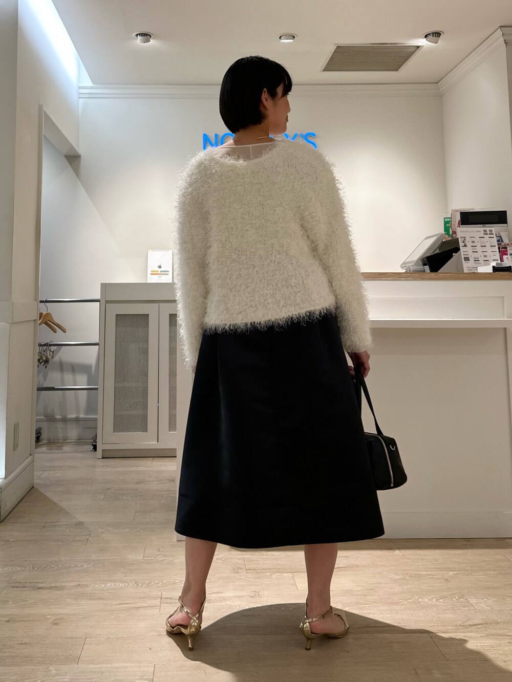 「カーディガン、カーディガンコーデ、スカート、スカートスタイル、スカートコーデ、シャギー、シャギーニット、シャギーカーディガン、大人女子、大人かわいい」｜「NOLLEY’Sの《手洗い可能》メッシュテープシャギーVネックカーディガン（カーディガン/ボレロ、ホワイト系）」を使った、minaさん（骨格ストレート・レディース・157cm）の冬コーディネートの4枚目の写真