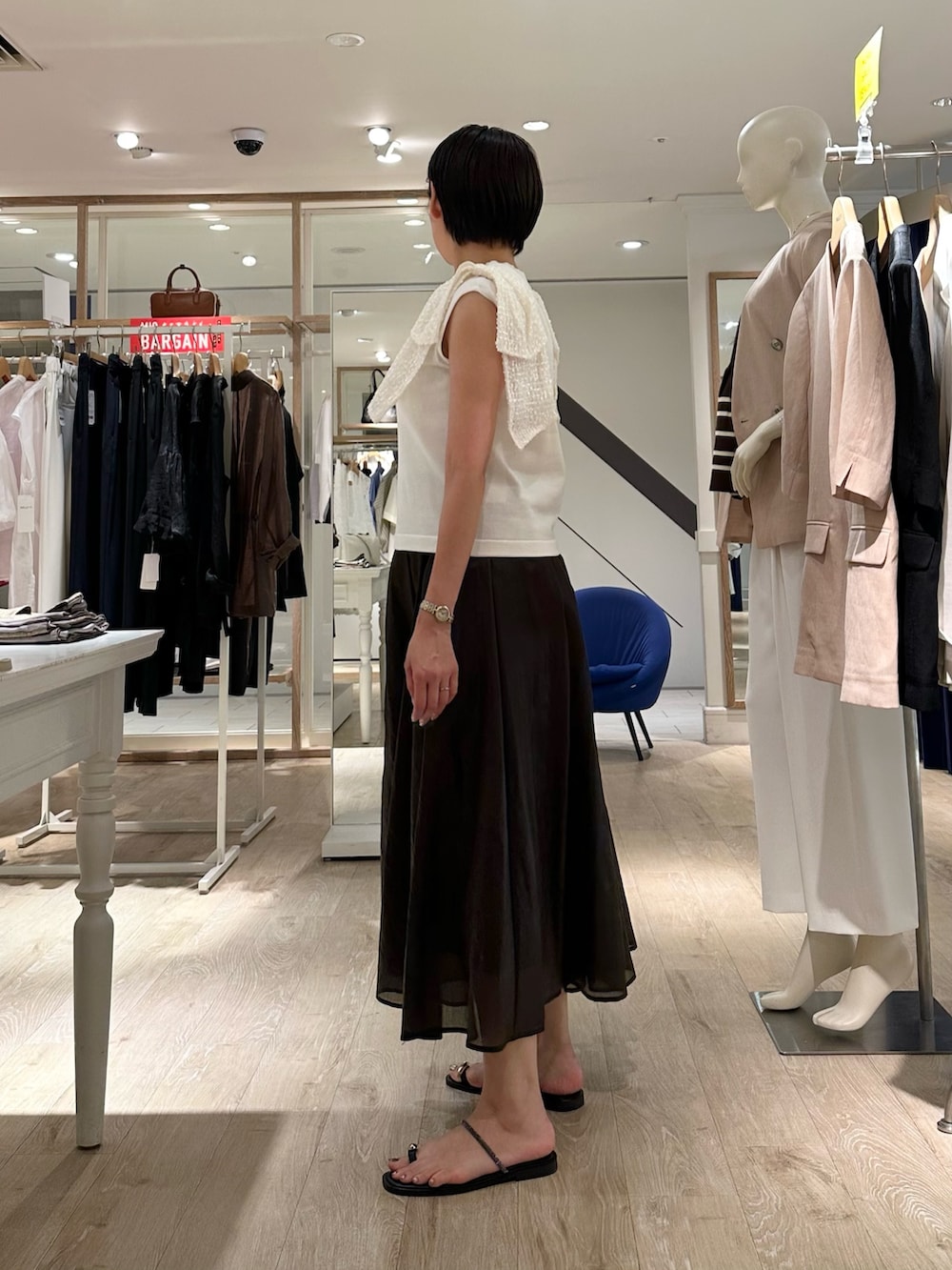 「リボン、スカート、スカートスタイル、スカートコーデ、ノースリーブ、おでかけコーデ、40代ファッション、大人可愛い、大人可愛いコーデ、大人女子、大人かわいい、オトナ女子、オトナカワイイ、ノースリーブトップス、デートコーデ」｜「NICOLAS LAINASの【NICOLAS LAINAS/ニコラス ライナス】 メタリックフィンガーフックサンダル【NOLLEY'S mgr. 松葉☆別注アイテム】（サンダル、ゴールド系）」を使った、minaさん（骨格ストレート・レディース・157cm）の夏コーディネートの4枚目の写真