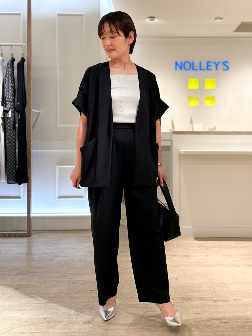 「セットアップ、ジャケット、パンツスタイル、パンツコーデ、通勤コーデ、通勤スタイル、ビジネススタイル、オフィススタイル、セットアップスタイル、タンクトップ」｜「NOLLEY’Sのワンハンドルムスビバッグ（ショルダーバッグ、ブラック系）」を使った、minaさん（レディース・157cm）の夏コーディネートの4枚目の写真