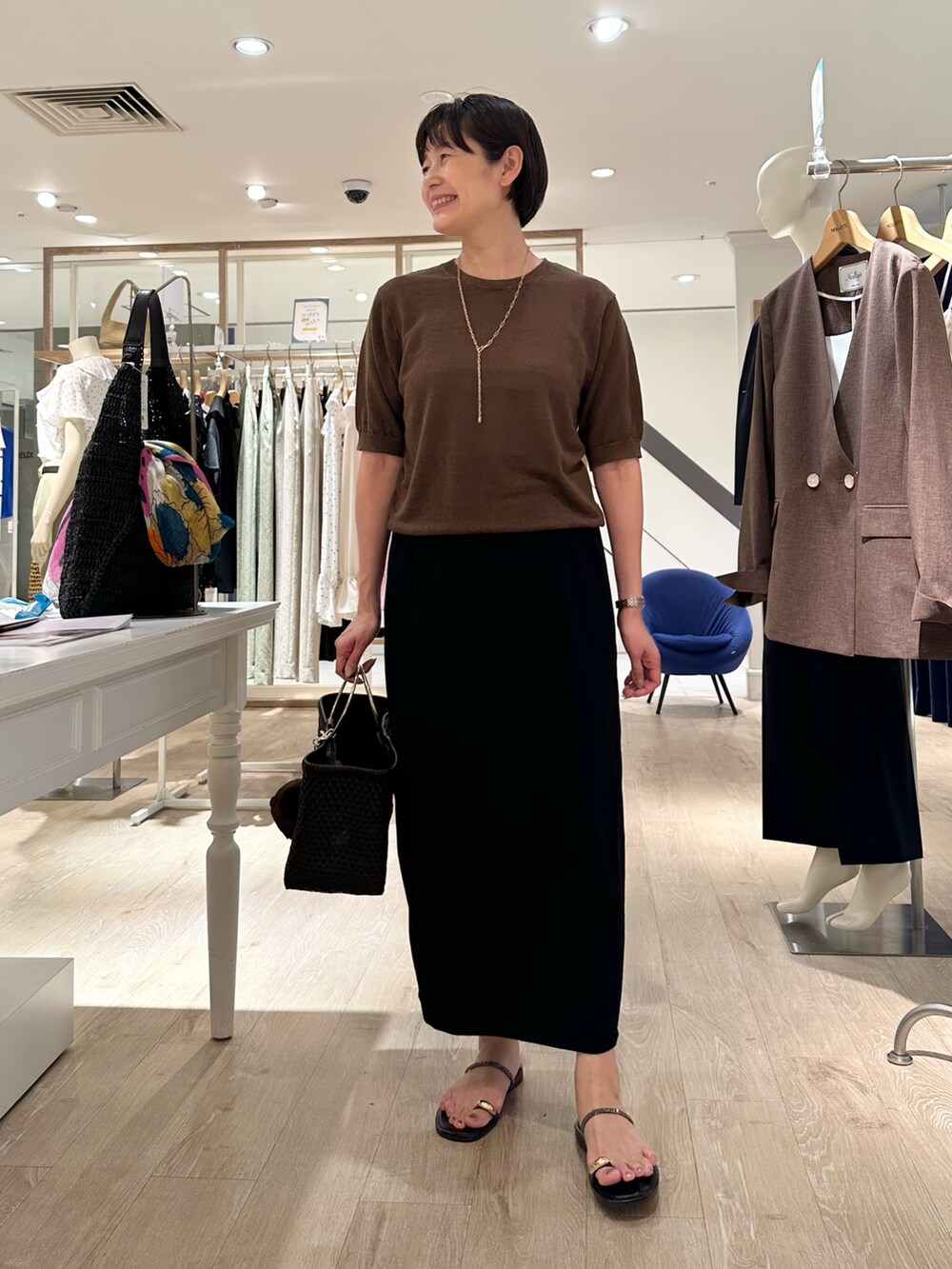 「カーディガン、カーディガンコーデ、リネン、アンサンブルニット、アンサンブル、スカート、スカートスタイル、スカートコーデ、夏ファッション、リラックススタイル、大人コーデ、大人女子、オトナ女子、ブラウンコーデ、ブラウン×ブラック」｜「NOLLEY’Sの【松葉☆別注アイテム】《セットアップ対応》エアリージョーゼットイージータイトスカート（スカート、ブラック系）」を使った、minaさん（骨格ストレート・レディース・157cm）の夏コーディネートの10枚目の写真