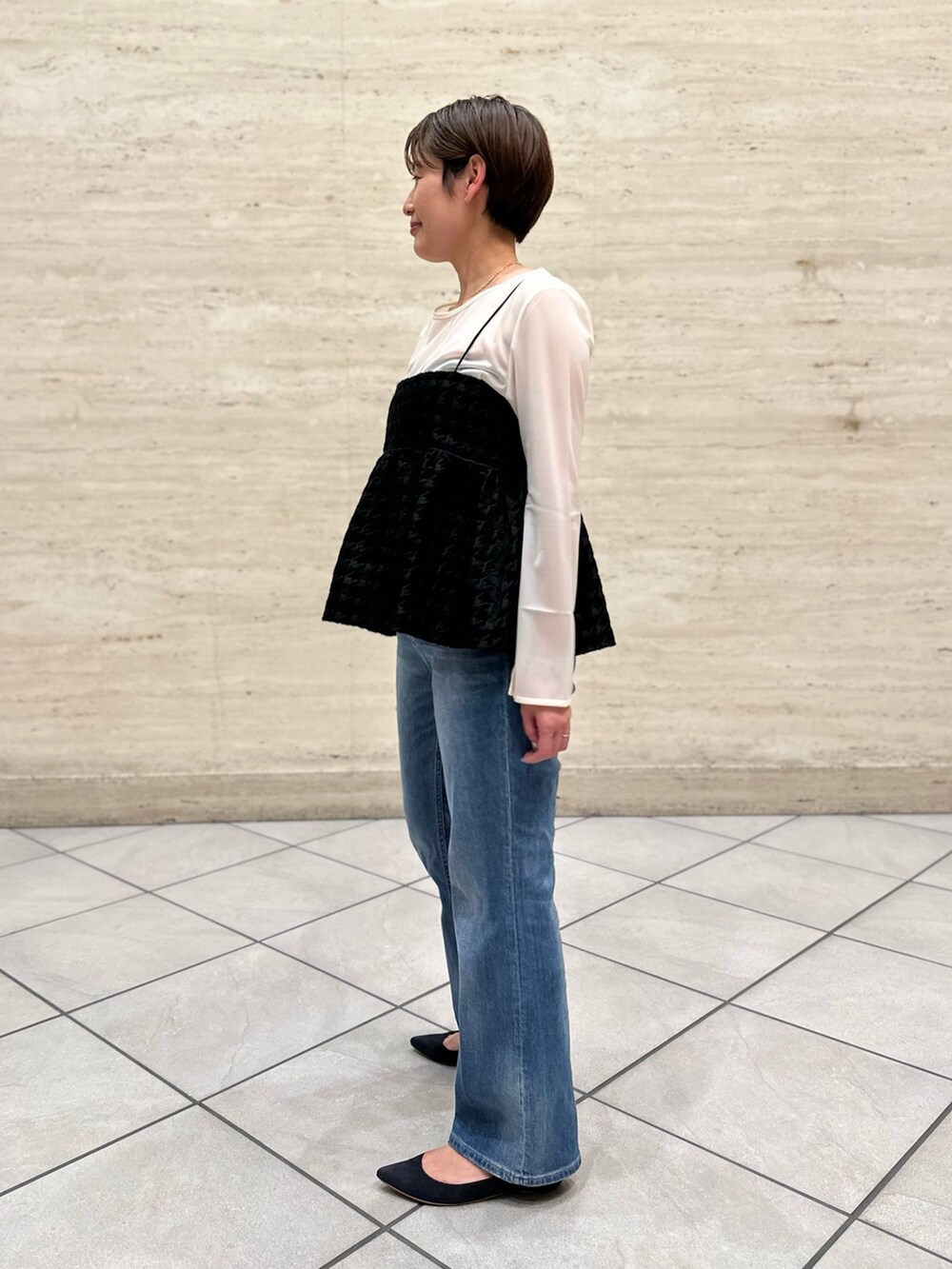 「キャミソール、チドリ柄、シアートップス、レイヤードスタイル、デニム、秋服準備はじめました、秋先取りコーデ、秋服」｜「NOLLEY’SのロングスリーブT（Tシャツ/カットソー、ホワイト系）」を使った、minaさん（レディース・157cm）の夏コーディネートの3枚目の写真