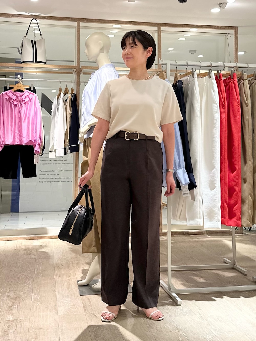 「シンプル、シンプルコーデ、シンプルスタイル、シンプルおしゃれが好き、パンツ、パンツスタイル、パンツコーデ、お出かけコーデ、大人コーデ、お仕事コーデ、ベルト、ブラウンコーデ、ブラウンパンツ、ブラウン、ブラウン×ベージュ」｜「NOLLEY’Sの【grace grace/グラスグラス】【WEB STAFF恵☆別注アイテム】プレーンチョーカー（チョーカー、ゴールド系）」を使った、minaさん（骨格ストレート・レディース・157cm）の春コーディネートの7枚目の写真