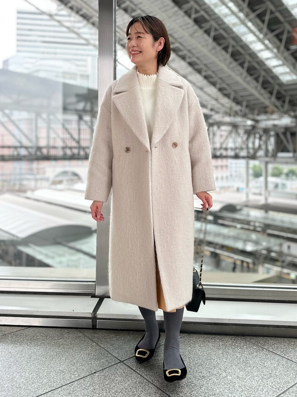 「シャギーコート、コート、白ニット、スカート、スカートコーデ、ニット、お出かけコーデ、冬コーデ、大人可愛い、カラー×コーデ」｜「NOLLEY’S Sophiの衿端パール片畦ハイネックプルオーバーニット（ニット/セーター、ホワイト系）」を使った、minaさん（レディース・157cm）の秋コーディネートの9枚目の写真