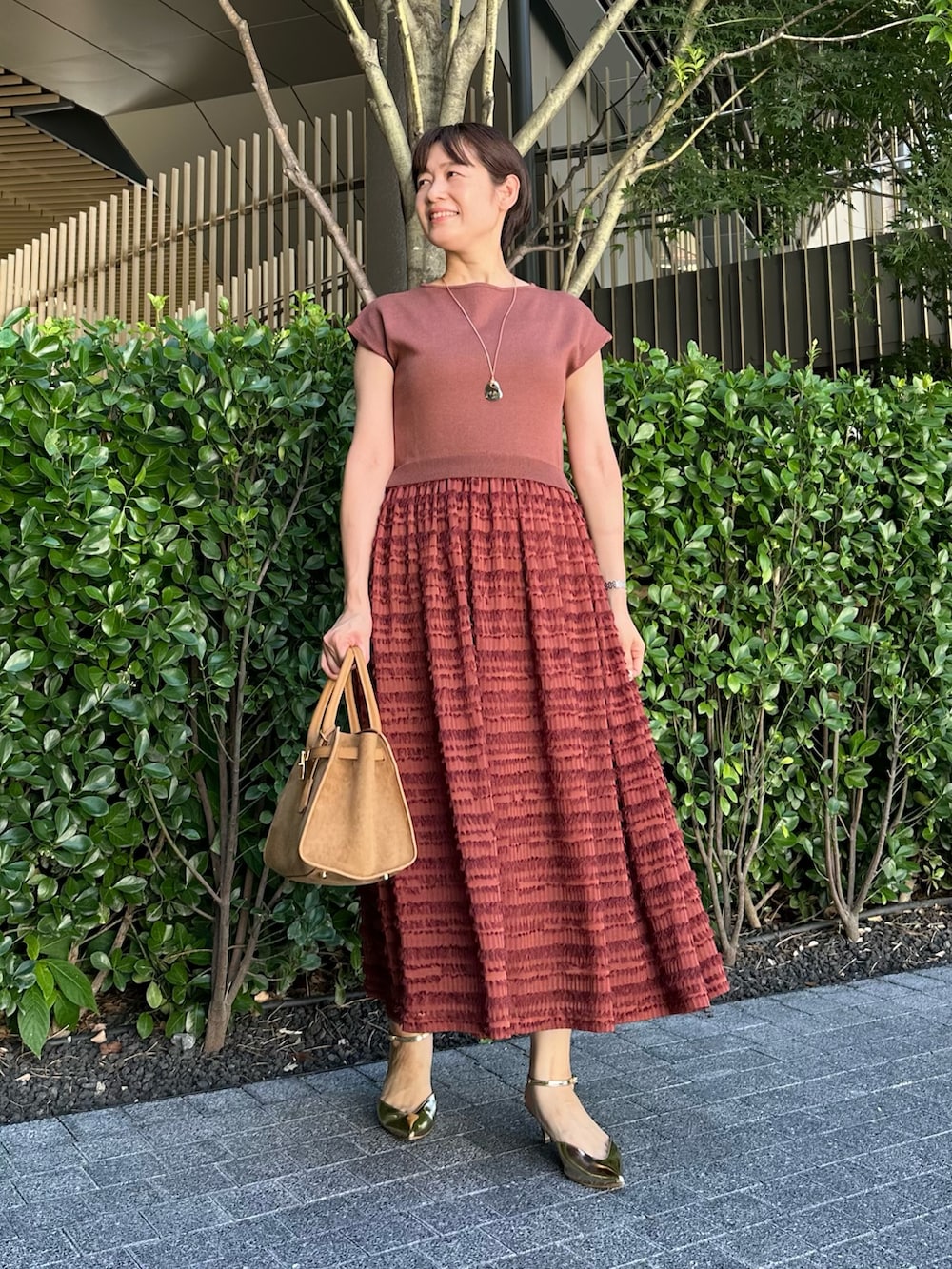 「ワンピース、ワンピーススタイル、ワンピースコーデ、秋色夏素材、秋色コーデ、オトナ女子、オトナカワイイ、大人コーデ、大人女子、大人かわいい、デートコーデ、デートスタイル（WOMEN）、ノースリーブ、おでかけ服」｜「NOLLEY’Sのフリンジ生地ニットワンピース（ワンピース、ブラウン系）」を使った、minaさん（骨格ストレート・レディース・157cm）の夏コーディネートの9枚目の写真