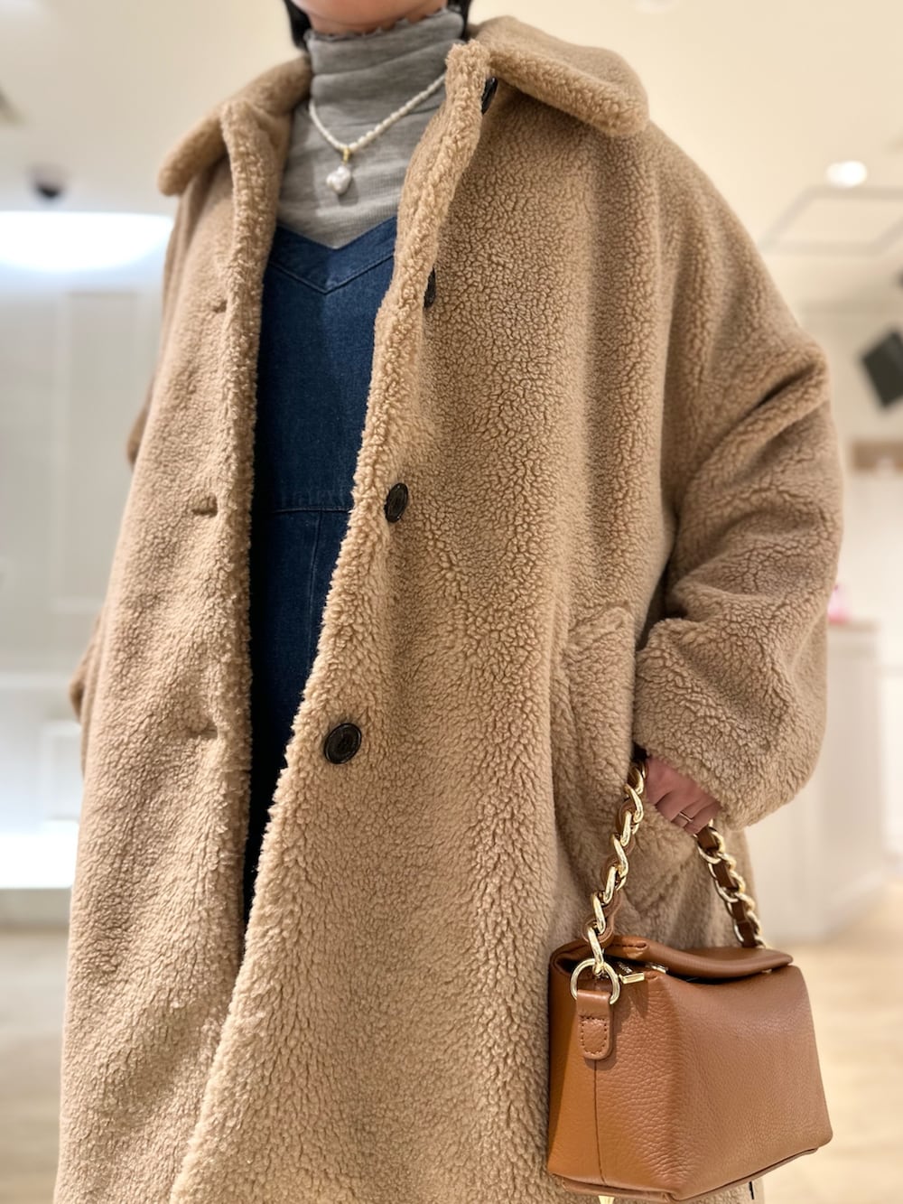 「エコファー、Traditional Weatherwear、トラディショナルウェザーウエア、タートルネック、オールインワン、デニム、テーマパークコーデ、お出かけコーデ、パールネックレス」|「Rie Millerの【RM denim】デニムオールインワン(つなぎ/オールインワン、ブルー系)」を使った、minaさん(レディース・157cm)の秋コーディネートの9枚目の写真