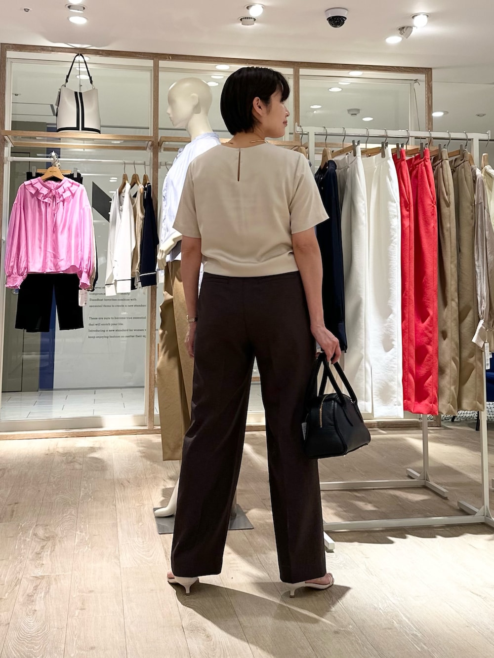 「シンプル、シンプルコーデ、シンプルスタイル、シンプルおしゃれが好き、パンツ、パンツスタイル、パンツコーデ、お出かけコーデ、大人コーデ、お仕事コーデ、ベルト、ブラウンコーデ、ブラウンパンツ、ブラウン、ブラウン×ベージュ」｜「NOLLEY’Sの【grace grace/グラスグラス】【WEB STAFF恵☆別注アイテム】プレーンチョーカー（チョーカー、ゴールド系）」を使った、minaさん（骨格ストレート・レディース・157cm）の春コーディネートの5枚目の写真