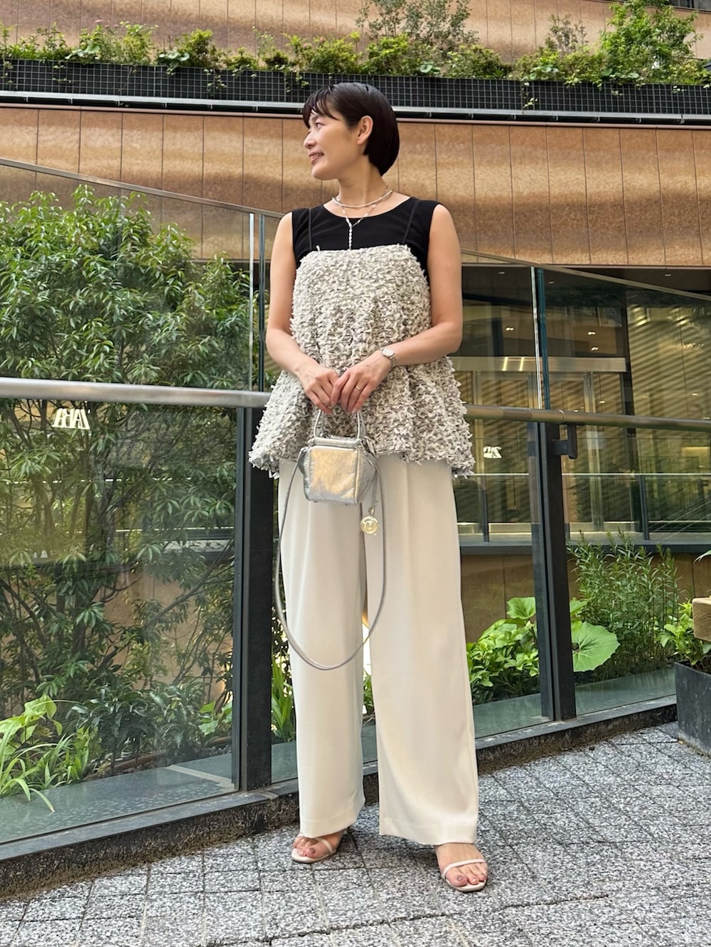 「キャミソール、パンツ、パンツスタイル、パンツコーデ、レイヤードスタイル、夏ファッション、オトナカワイイ、大人コーデ、オトナ女子、大人女子、夏コーデ、フェザー、イージーパンツ、イージーパンツスタイル、ノースリーブ」｜「NOLLEY’S Sophiのフェザーカラミキャミブラウス（シャツ/ブラウス、ホワイト系）」を使った、minaさん（骨格ストレート・レディース・157cm）の夏コーディネートの4枚目の写真