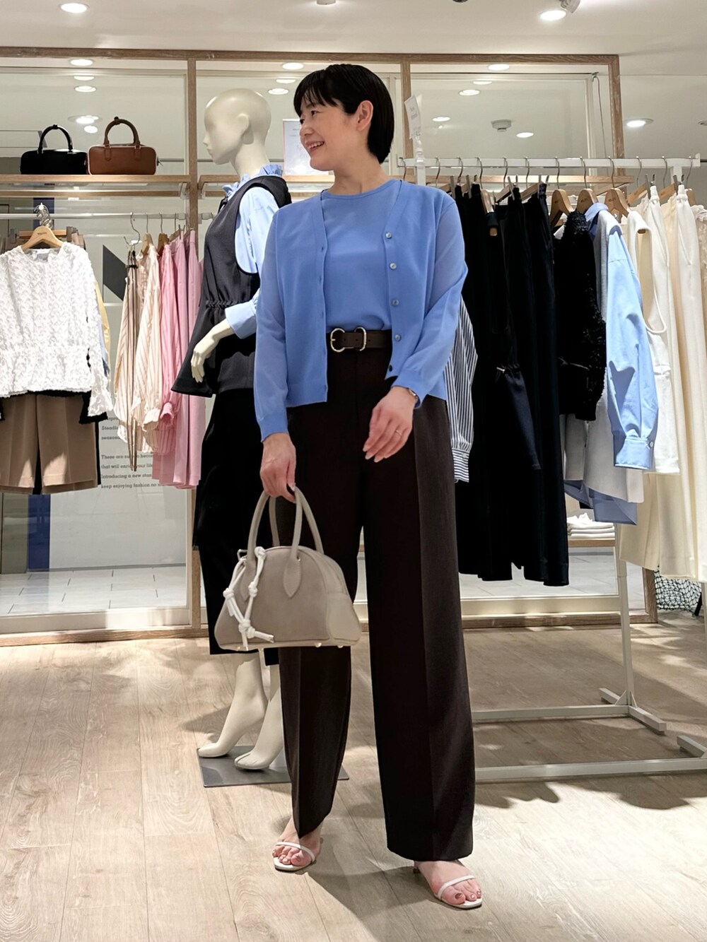 「カーディガン、カーディガンコーデ、アンサンブル、アンサンブルニット、アンサンブルコーデ、パンツ、パンツスタイル、パンツコーデ、通勤、通勤コーデ、通勤スタイル、春色、春服、お出かけスタイル、オフィスカジュアル」|「NOLLEY’Sの《アンサンブル対応》ハーフシアーノースリーブプルオーバーニット(ニット/セーター、ブルー系)」を使った、minaさん(骨格ストレート・レディース・157cm)の春コーディネートの6枚目の写真