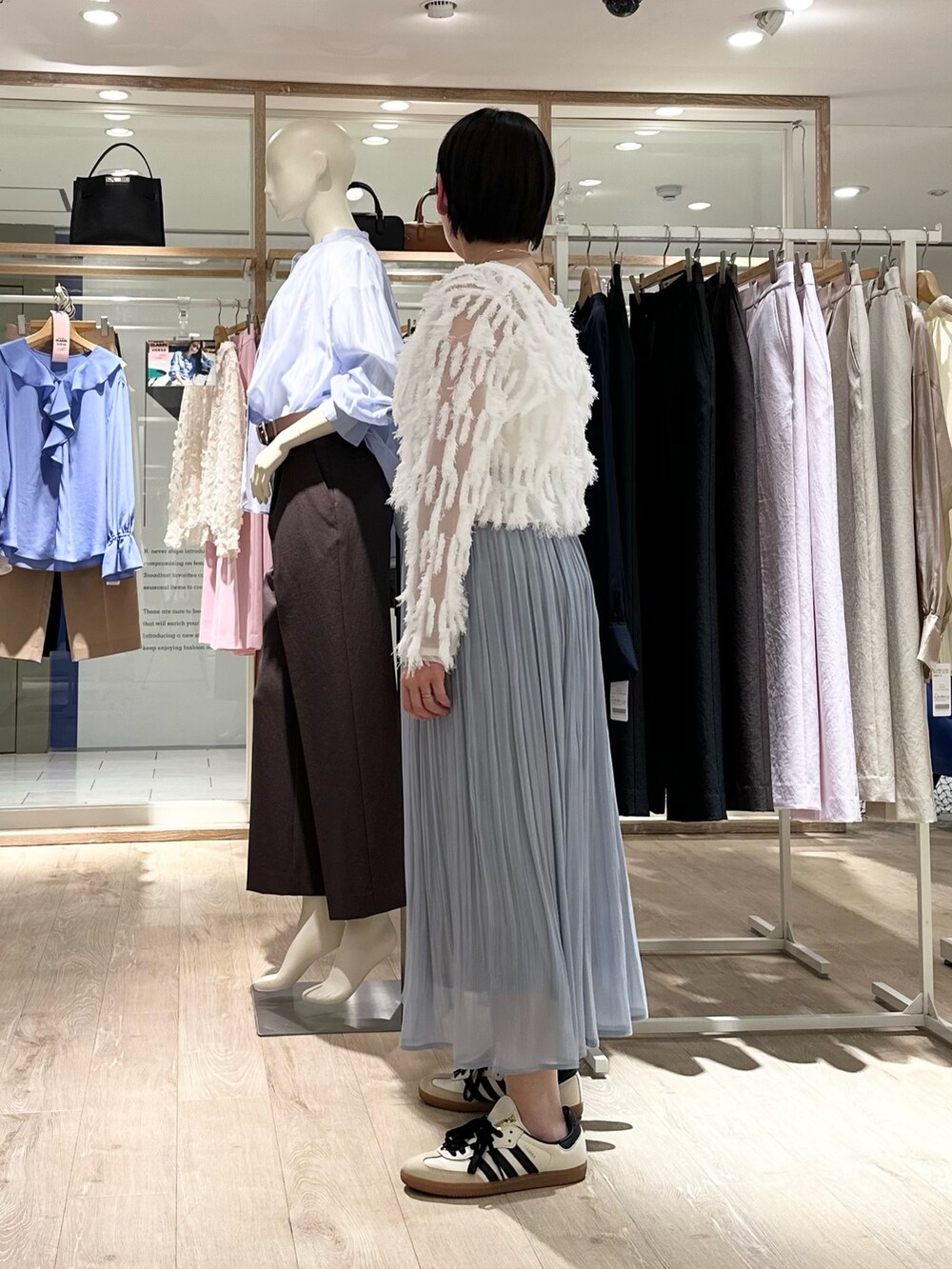 「カーディガン、カーディガンコーデ、スカート、スカートスタイル、スカートコーデ、プリーツスカート、プリーツスカートコーデ、スニーカーコーデ、春色、大人ファッション、オトナ女子、シアー、シアートップス、大人かわいい、大人カワイイ」｜「NOLLEY’Sのシャインサテン楊柳スカート（スカート、ブルー系）」を使った、minaさん（骨格ストレート・レディース・157cm）の春コーディネートの5枚目の写真