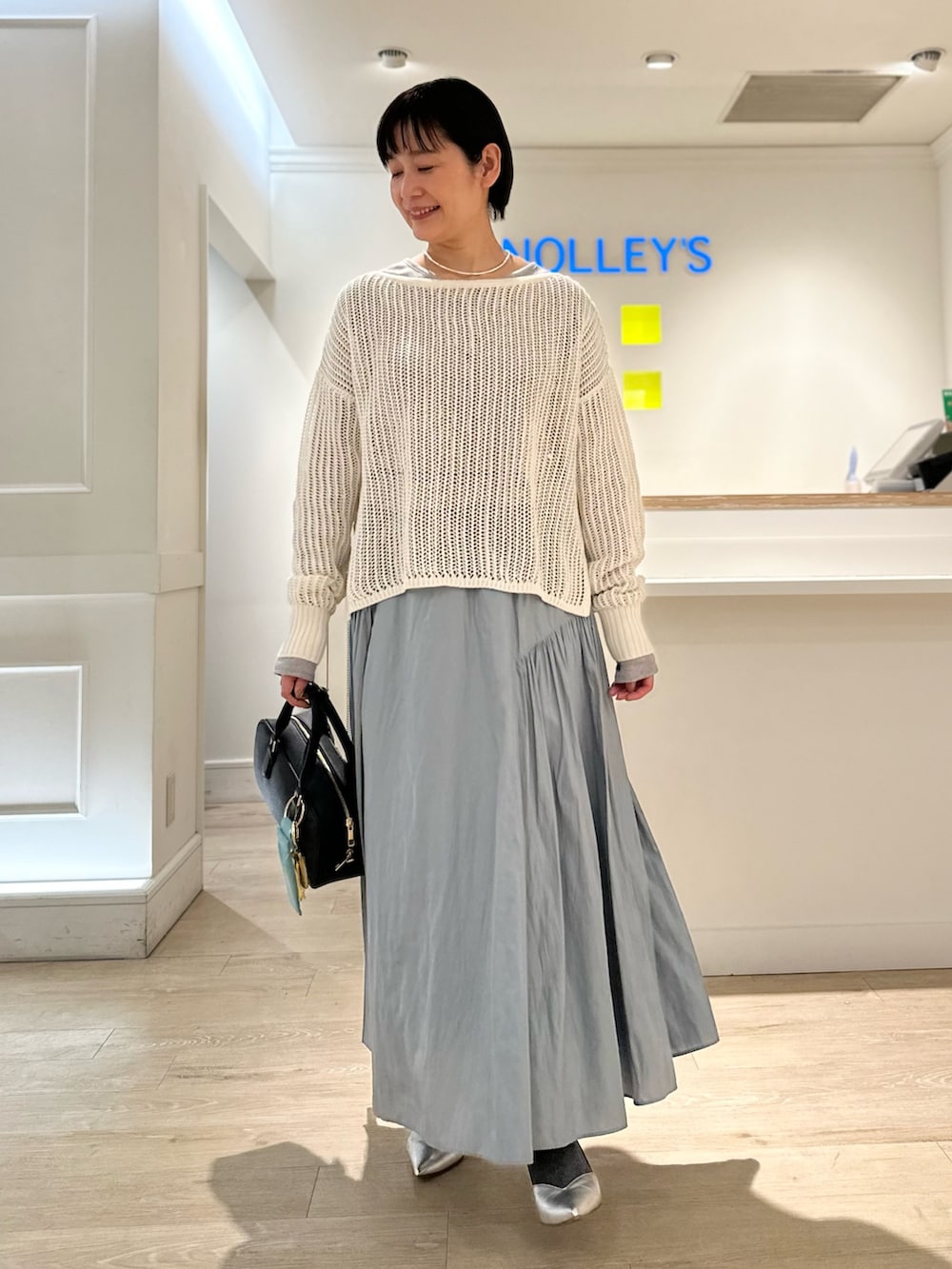 「スカート、スカートスタイル、スカートコーデ、春ニット、メッシュニット、メッシュトップス、春服、大人可愛い、春カラー、フェミニン」|「NOLLEY’Sの【grace grace/グラスグラス】【WEB STAFF恵☆別注アイテム】プレーンチョーカー(チョーカー、シルバー系)」を使った、minaさん(骨格ストレート・レディース・157cm)の冬コーディネートの5枚目の写真