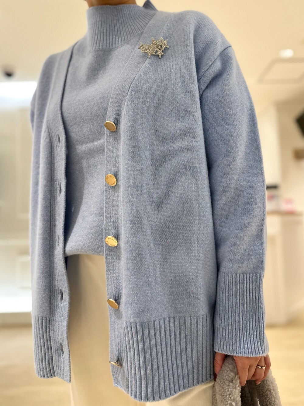 「アンサンブルニット、カーディガン、ハイネックニット、パンツスタイル、ワイドパンツ、ブルー x ホワイト、冬コーデ、ニット、あったかコーデ、お出かけコーデ、大人女子」｜「NOLLEY’Sのウォッシャブル裏起毛イージーワイドパンツ（その他パンツ、ホワイト系）」を使った、minaさん（レディース・157cm）の秋コーディネートの2枚目の写真