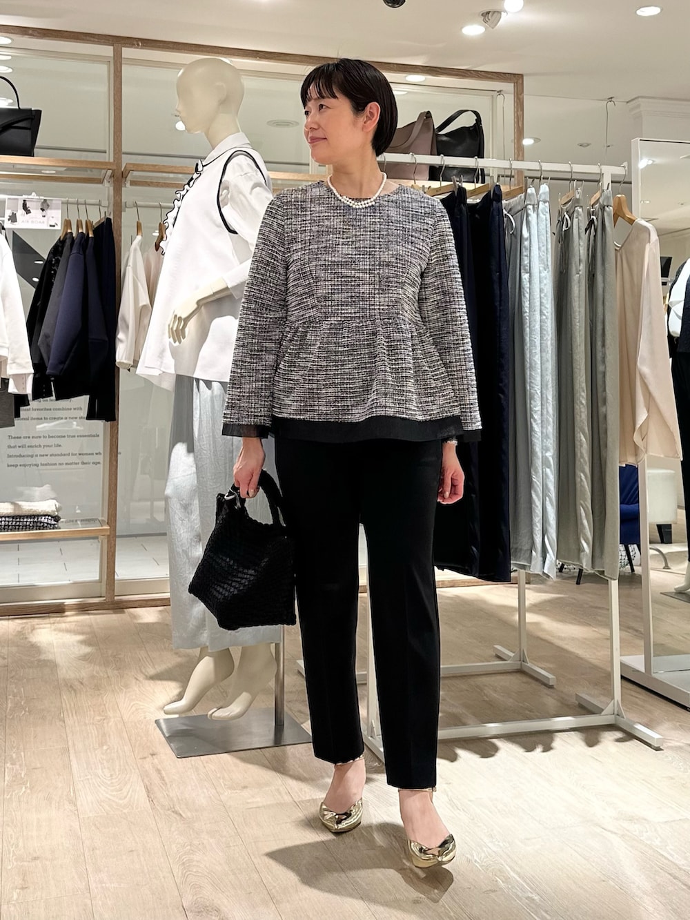 「セレモニー、セレモニーコーデ、セレモニースタイル、パンツ、パンツスタイル、パンツコーデ、春服コーデ、通勤、通勤コーデ、通勤スタイル、オフィス、オフィススタイル、オフィスコーデ、入学式コーデ、卒業式コーデ」｜「grace grace の【grace grace/グラスグラス】シェルパールオーバーショートネックレス（ネックレス、ホワイト系）」を使った、minaさん（骨格ストレート・レディース・157cm）の春コーディネートの9枚目の写真
