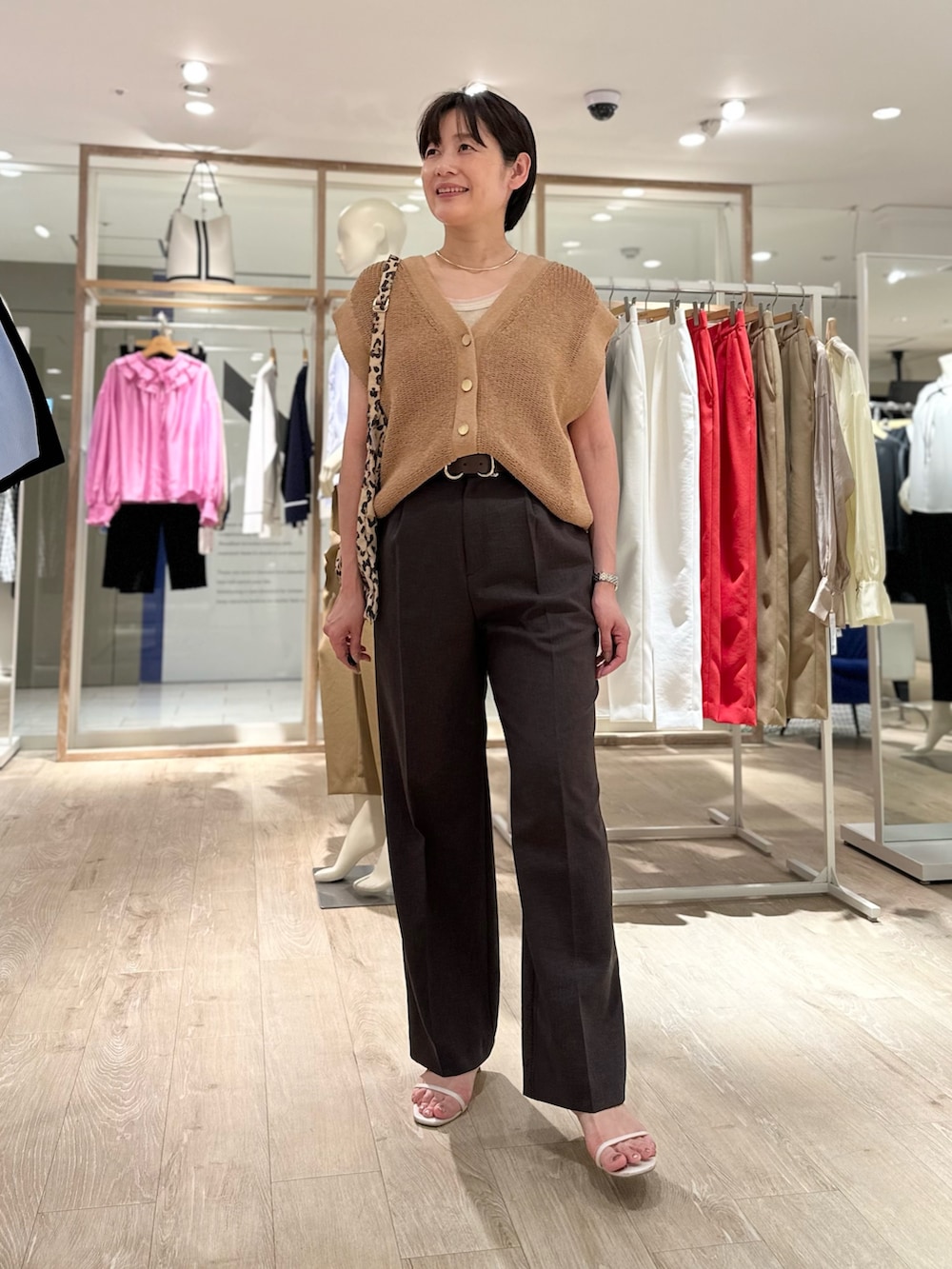「ベスト、ベストコーデ、ベストスタイル、パンツ、パンツスタイル、パンツコーデ、ブラウン、ブラウンコーデ、ブラウンパンツ、ベルト、レオパード、レオパードバッグ、ワントーンコーデ、お出かけコーデ、大人かわいい」｜「NOLLEY’Sの【PR林☆別注カラーあり】ウォッシャブルツイルストレッチ愛されワイドパンツ（その他パンツ、ブラウン系）」を使った、minaさん（骨格ストレート・レディース・157cm）の春コーディネートの6枚目の写真