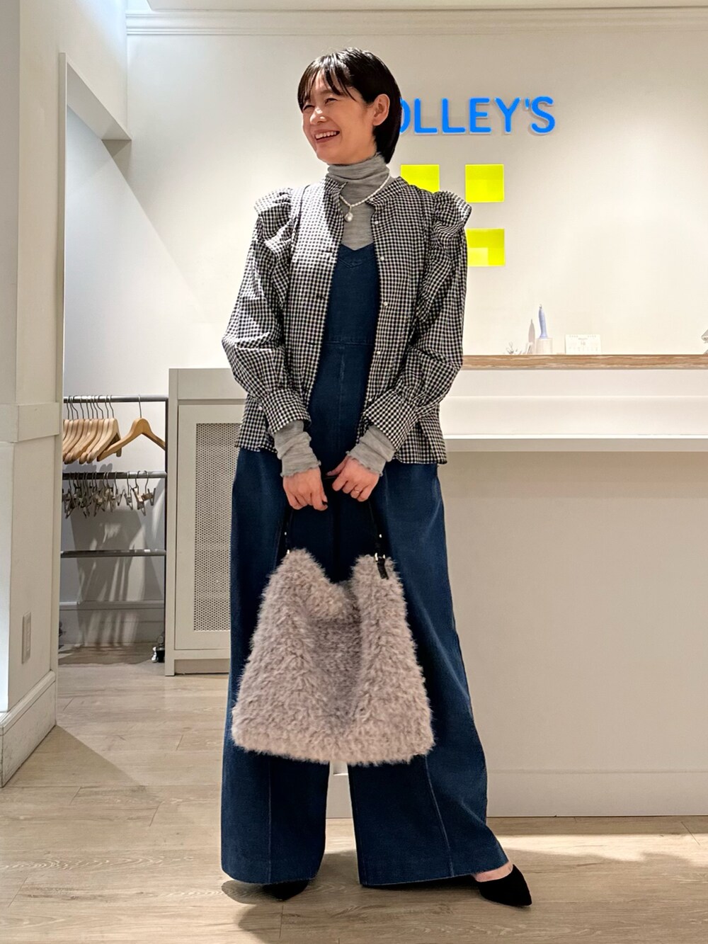 「リバティ、LIBERTY、ブラウス、ブラウス×デニム、オールインワン、デニム、タートルネック、秋コーデ、お出かけコーデ、オトナカワイイ、大人かわいい、オトナカジュアル」｜「NOLLEY’Sのフェイクファーワンショルダーバッグ（ショルダーバッグ、グレー系）」を使った、minaさん（レディース・157cm）の秋コーディネートの2枚目の写真