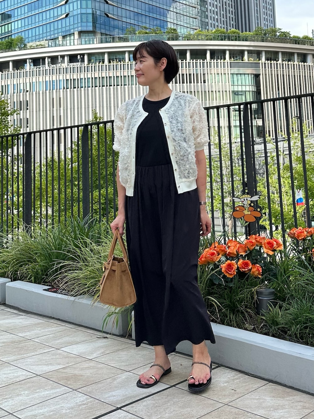「ワンピース、ワンピーススタイル、ワンピースコーデ、カーディガン、カーディガンコーデ、シアー、大人かわいい、大人女子、オトナ女子、オトナカワイイ、おでかけコーデ、夏服コーデ、お出かけコーデ、大人可愛い」｜「NOLLEY’Sの【SINBONO/シンボノ】 スエードコンビトートバッグ（トートバッグ、イエロー系）」を使った、minaさん（骨格ストレート・レディース・157cm）の夏コーディネートの4枚目の写真