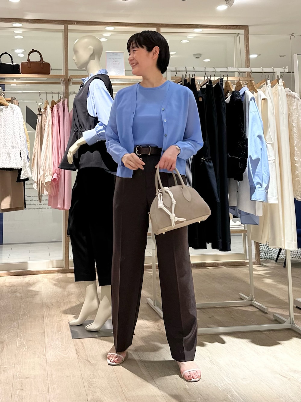 「カーディガン、カーディガンコーデ、アンサンブル、アンサンブルニット、アンサンブルコーデ、パンツ、パンツスタイル、パンツコーデ、通勤、通勤コーデ、通勤スタイル、春色、春服、お出かけスタイル、オフィスカジュアル」|「NOLLEY’Sの《アンサンブル対応》ハーフシアーノースリーブプルオーバーニット(ニット/セーター、ブルー系)」を使った、minaさん(骨格ストレート・レディース・157cm)の春コーディネートの8枚目の写真