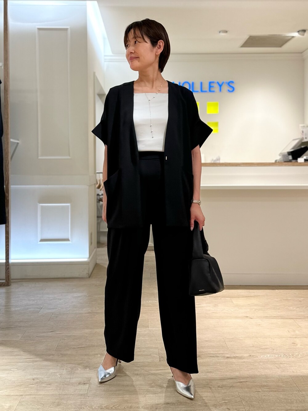 「セットアップ、ジャケット、パンツスタイル、パンツコーデ、通勤コーデ、通勤スタイル、ビジネススタイル、オフィススタイル、セットアップスタイル、タンクトップ」｜「NOLLEY’Sのワンハンドルムスビバッグ（ショルダーバッグ、ブラック系）」を使った、minaさん（レディース・157cm）の夏コーディネートの8枚目の写真