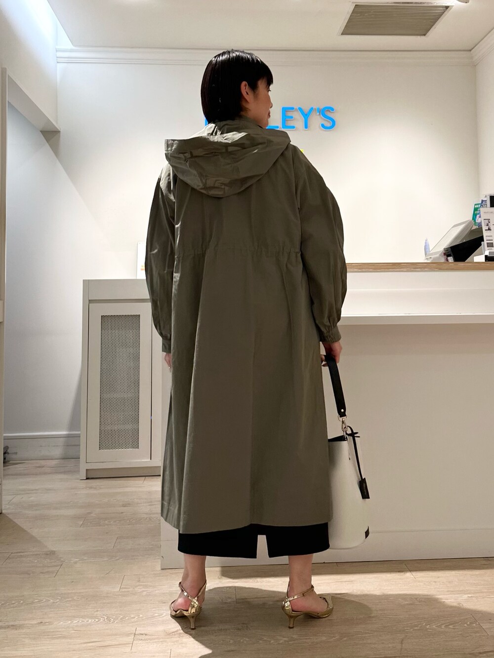 「フーテッドコート、春コート、カーディガン、カーディガンコーデ、スカート、スカートスタイル、スカートコーデ、大人カジュアルコーデ、お出かけコーデ、大人可愛い、春コーデ」|「NOLLEY’Sのウォッシャブルエアボールタイトスカート(スカート、ブラック系)」を使った、minaさん(骨格ストレート・レディース・157cm)の冬コーディネートの8枚目の写真