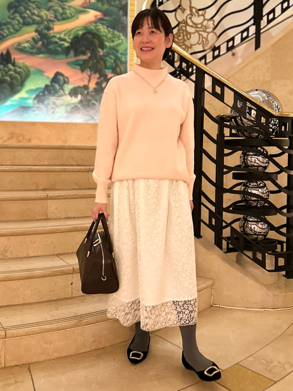 「冬コーデ、ニット、スカート、スカートスタイル、スカートコーデ、レーススカート、ピンクニット、大人女子、大人かわいい、大人可愛い、クリスマスコーデ」｜「NOLLEY’Sの静電気防止加工コットンタイツ（タイツ/ストッキング、グレー系）」を使った、minaさん（骨格ストレート・レディース・157cm）の冬コーディネートの5枚目の写真