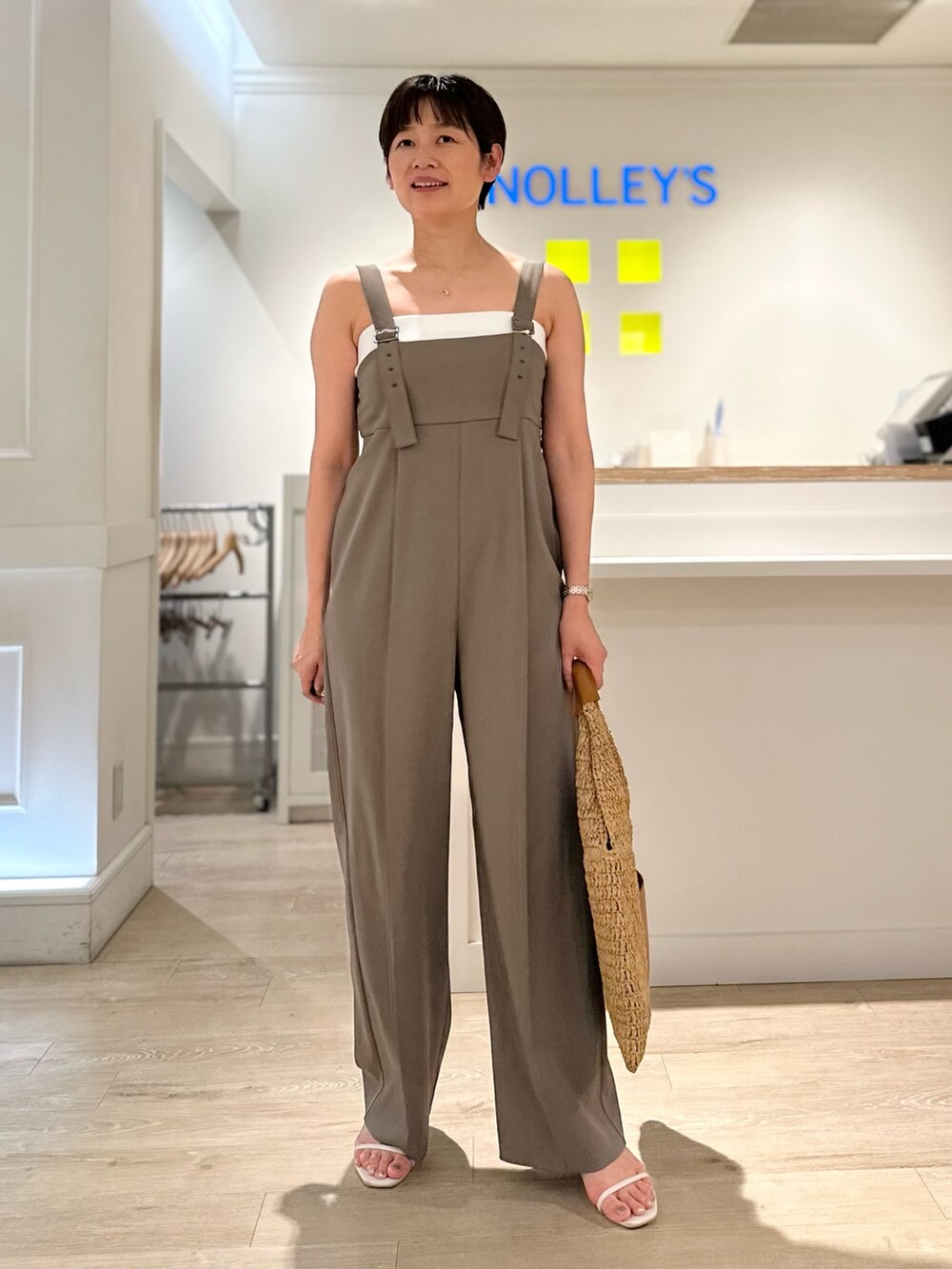 「オールインワン、リネンシャツ、シャツスタイル、休日スタイル、夏コーデ、お出かけコーデ、大人女子」|「NOLLEY’Sのウォッシャブルビスチェパーツ付きオールインワン(つなぎ/オールインワン、グリーン系)」を使った、minaさん(レディース・157cm)の夏コーディネートの5枚目の写真