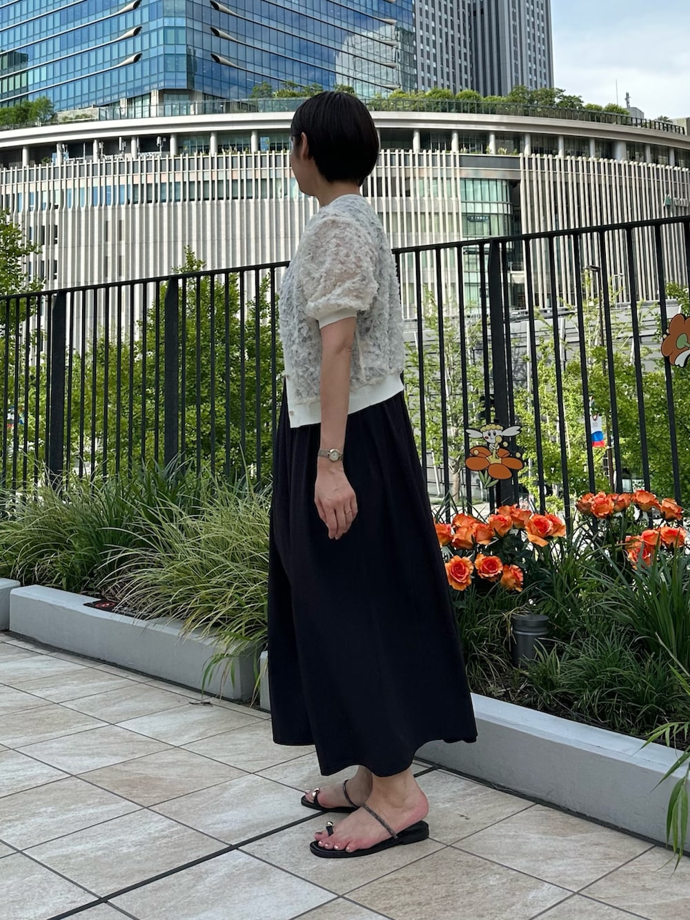 「ワンピース、ワンピーススタイル、ワンピースコーデ、カーディガン、カーディガンコーデ、シアー、大人かわいい、大人女子、オトナ女子、オトナカワイイ、おでかけコーデ、夏服コーデ、お出かけコーデ、大人可愛い」｜「NOLLEY’Sの【SINBONO/シンボノ】 スエードコンビトートバッグ（トートバッグ、イエロー系）」を使った、minaさん（骨格ストレート・レディース・157cm）の夏コーディネートの2枚目の写真
