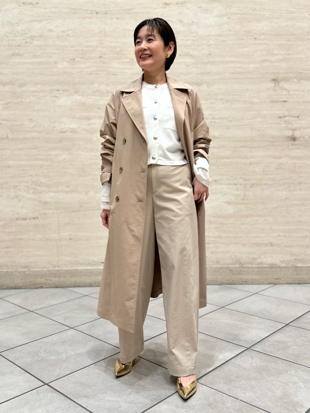 「トレンチコート、トレンチ、ニットジャケット、シアートップス、チノパン、パンツコーデ、ワントーンコーデ、春アウター、春服、オトナ女子」｜「NOLLEY’Sのウォッシャブルチノ風ワイドパンツ（チノパンツ、ベージュ系）」を使った、minaさん（レディース・157cm）の冬コーディネートの2枚目の写真