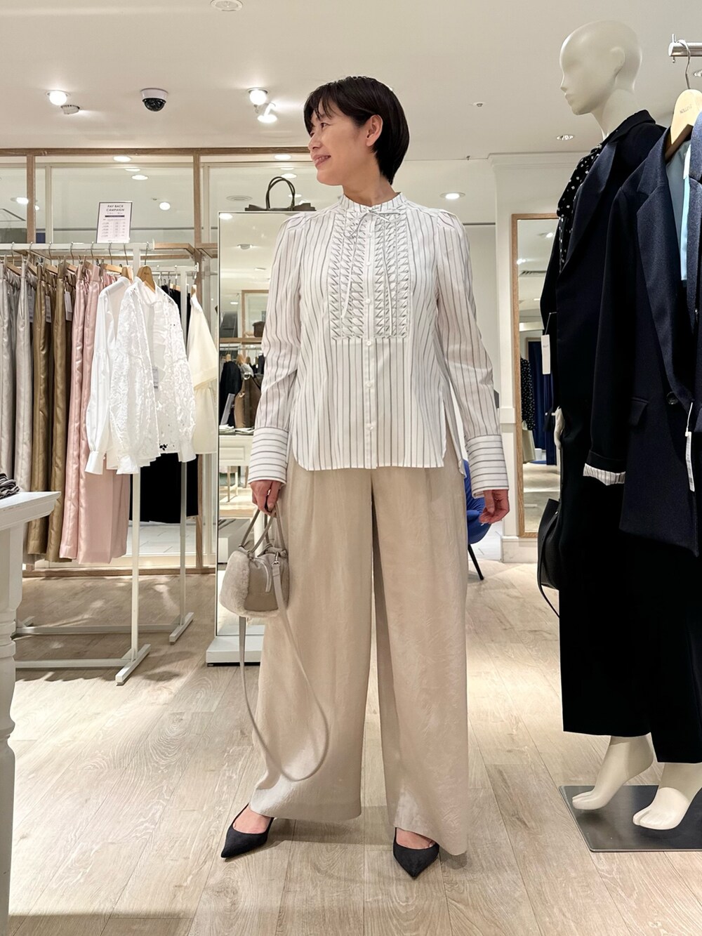 ホワイト系のシャツ/ブラウス、ベージュ系のショルダーバッグ、ベージュ系のその他パンツを着用したレディースの秋コーディネートの6枚目の写真