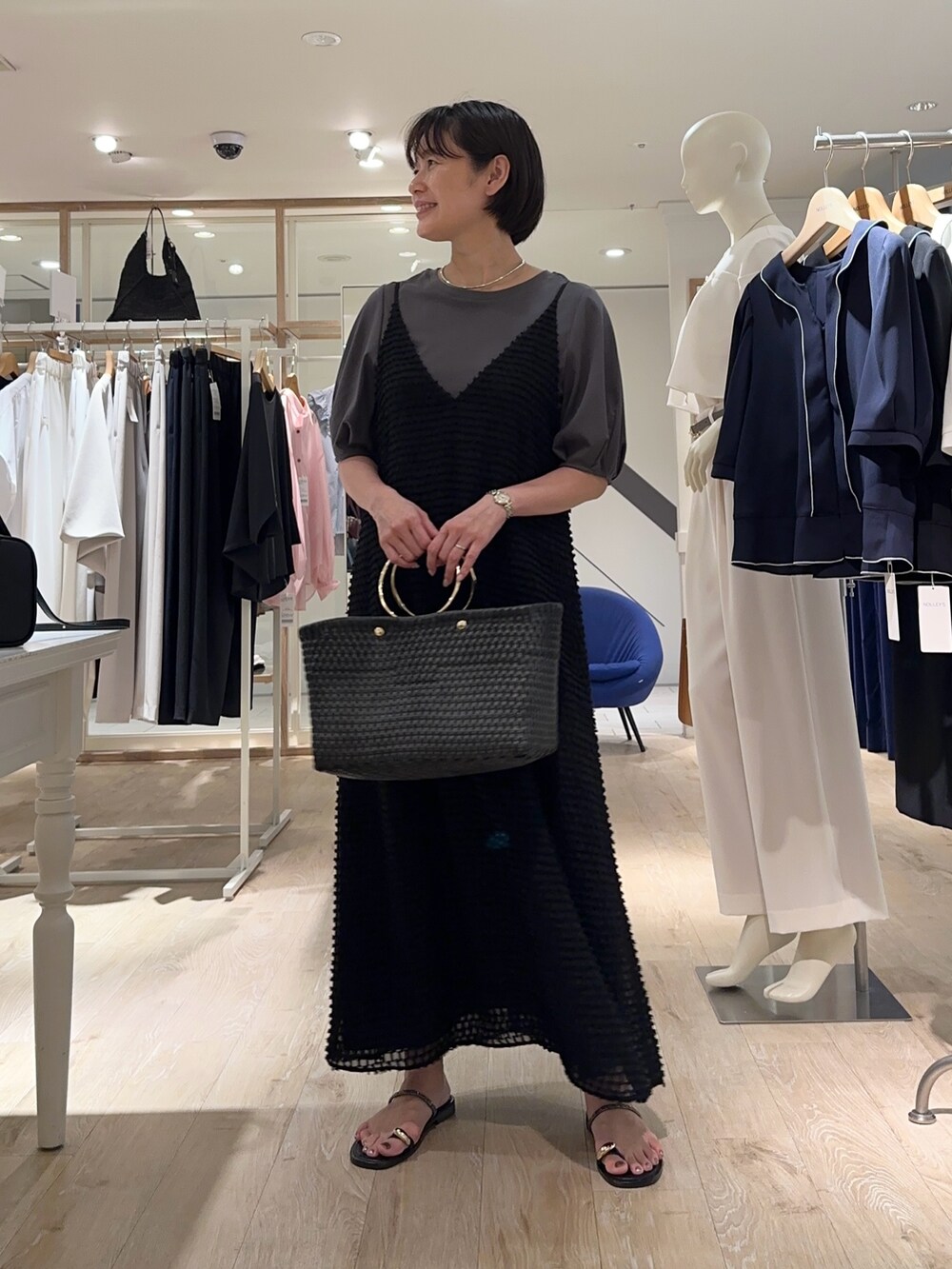 「キャミ、キャミワンピ、キャミワンピース、キャミ×Tシャツ、Tシャツ、5分袖Tシャツ、5分袖カットソー、夏ファッション、オトナ女子、楽チンコーデ、オトナカワイイ、ワンピース、ワンピーススタイル、ワンピースコーデ」|「SANRAMIの【SANRAMI/サンラミ】リングハンドルトートバッグ(トートバッグ、ブラック系)」を使った、minaさん(骨格ストレート・レディース・157cm)の夏コーディネートの3枚目の写真