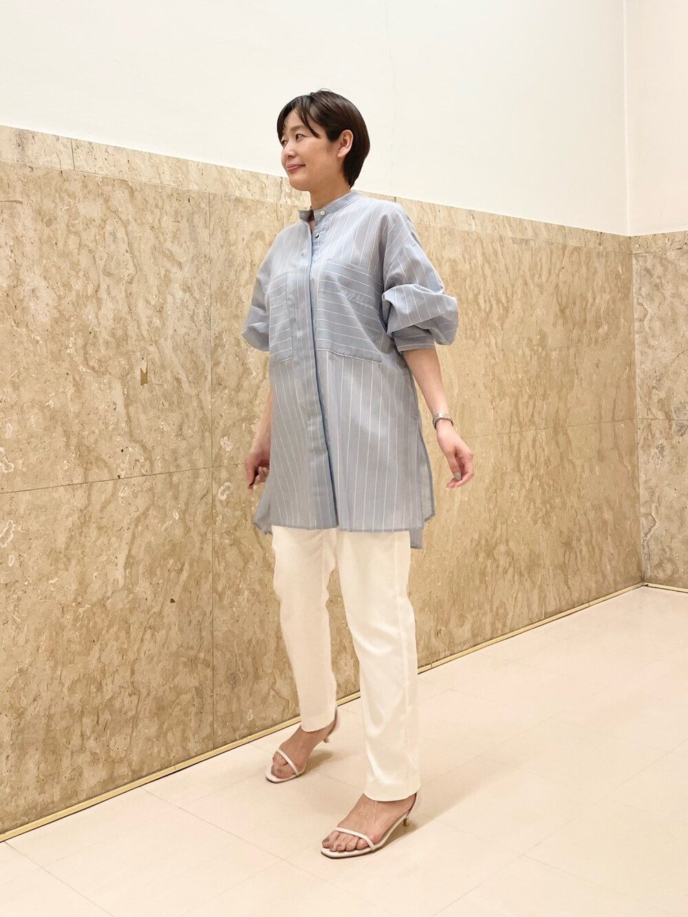 「シアートップス、シアーシャツ、シャツスタイル、白パンツ、白パンツコーデ、パンツスタイル、ストライプシャツ、機能性素材、ウォッシャブル、楽チンコーデ」｜「NOLLEY’Sのシアーストライプオーバーシャツ（シャツ/ブラウス、ブルー系）」を使った、minaさん（レディース・157cm）の春コーディネートの6枚目の写真