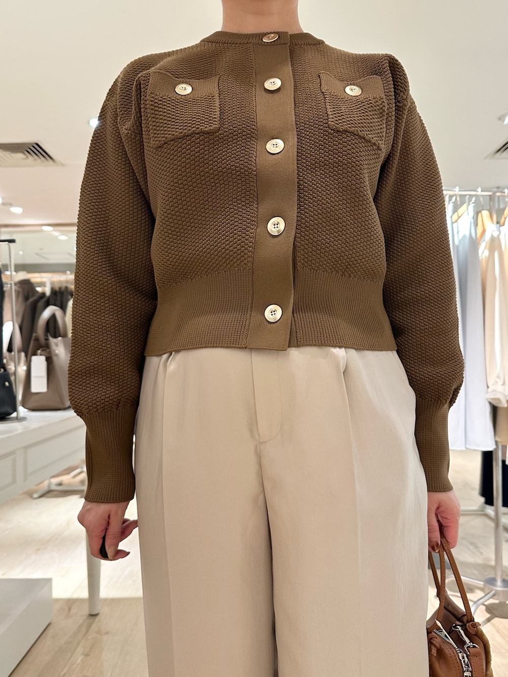 ベージュ系のその他パンツ、イエロー系のショルダーバッグ、イエロー系のカーディガン/ボレロを着用したレディースの秋コーディネートの9枚目の写真