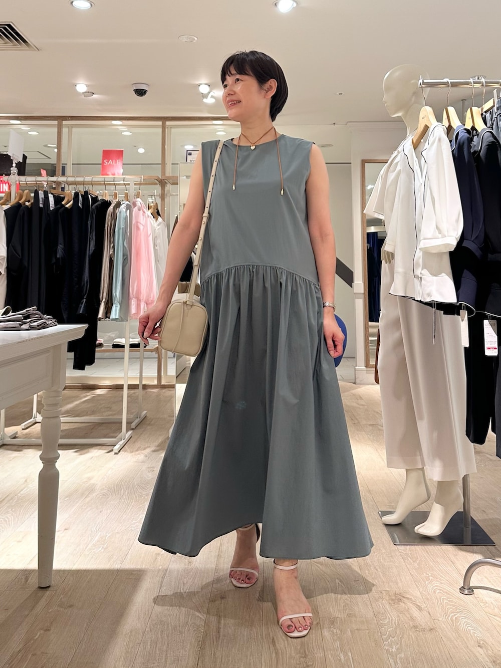 「ワンピース、ワンピーススタイル、ワンピースコーデ、撥水、ノースリーブ、夏ルックで気分アップ、夏コーデ、おでかけコーデ、夏ファッション、大人可愛い、150cm台コーデ、オトナ女子、オトナカワイイ、グリーンコーデ」｜「NOLLEY’Sのニュアンスプレートネックレス（ネックレス、ゴールド系）」を使った、minaさん（骨格ストレート・レディース・157cm）の夏コーディネートの7枚目の写真