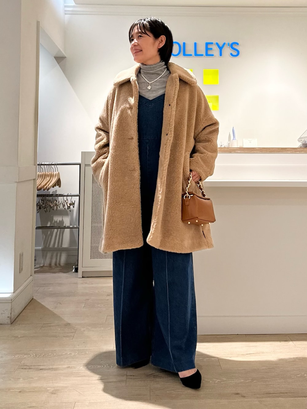 「エコファー、Traditional Weatherwear、トラディショナルウェザーウエア、タートルネック、オールインワン、デニム、テーマパークコーデ、お出かけコーデ、パールネックレス」|「Rie Millerの【RM denim】デニムオールインワン(つなぎ/オールインワン、ブルー系)」を使った、minaさん(レディース・157cm)の秋コーディネートの3枚目の写真