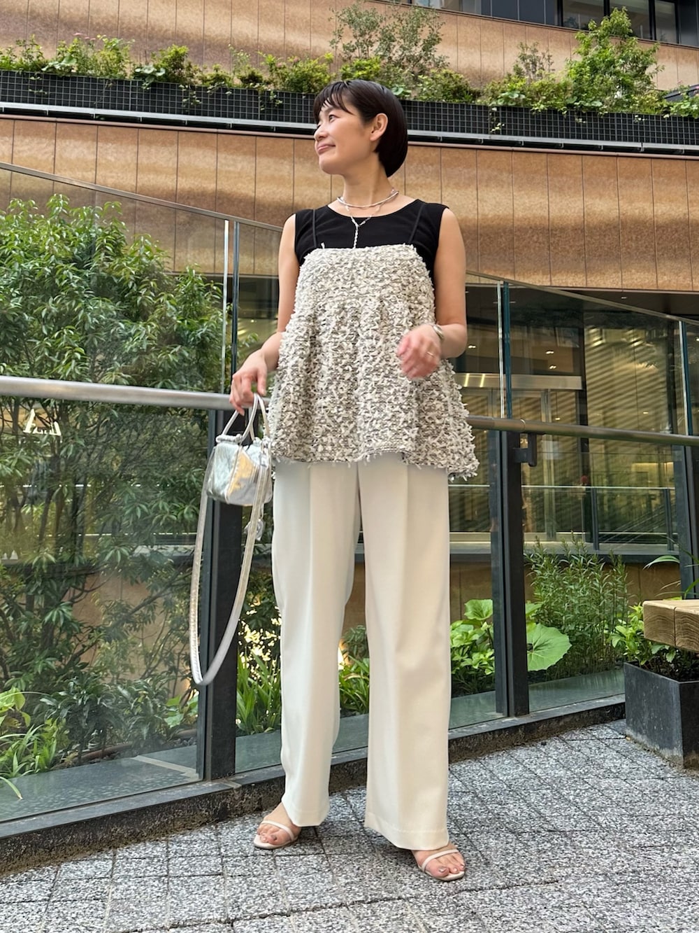 「キャミソール、パンツ、パンツスタイル、パンツコーデ、レイヤードスタイル、夏ファッション、オトナカワイイ、大人コーデ、オトナ女子、大人女子、夏コーデ、フェザー、イージーパンツ、イージーパンツスタイル、ノースリーブ」｜「NOLLEY’S Sophiのフェザーカラミキャミブラウス（シャツ/ブラウス、ホワイト系）」を使った、minaさん（骨格ストレート・レディース・157cm）の夏コーディネートの8枚目の写真